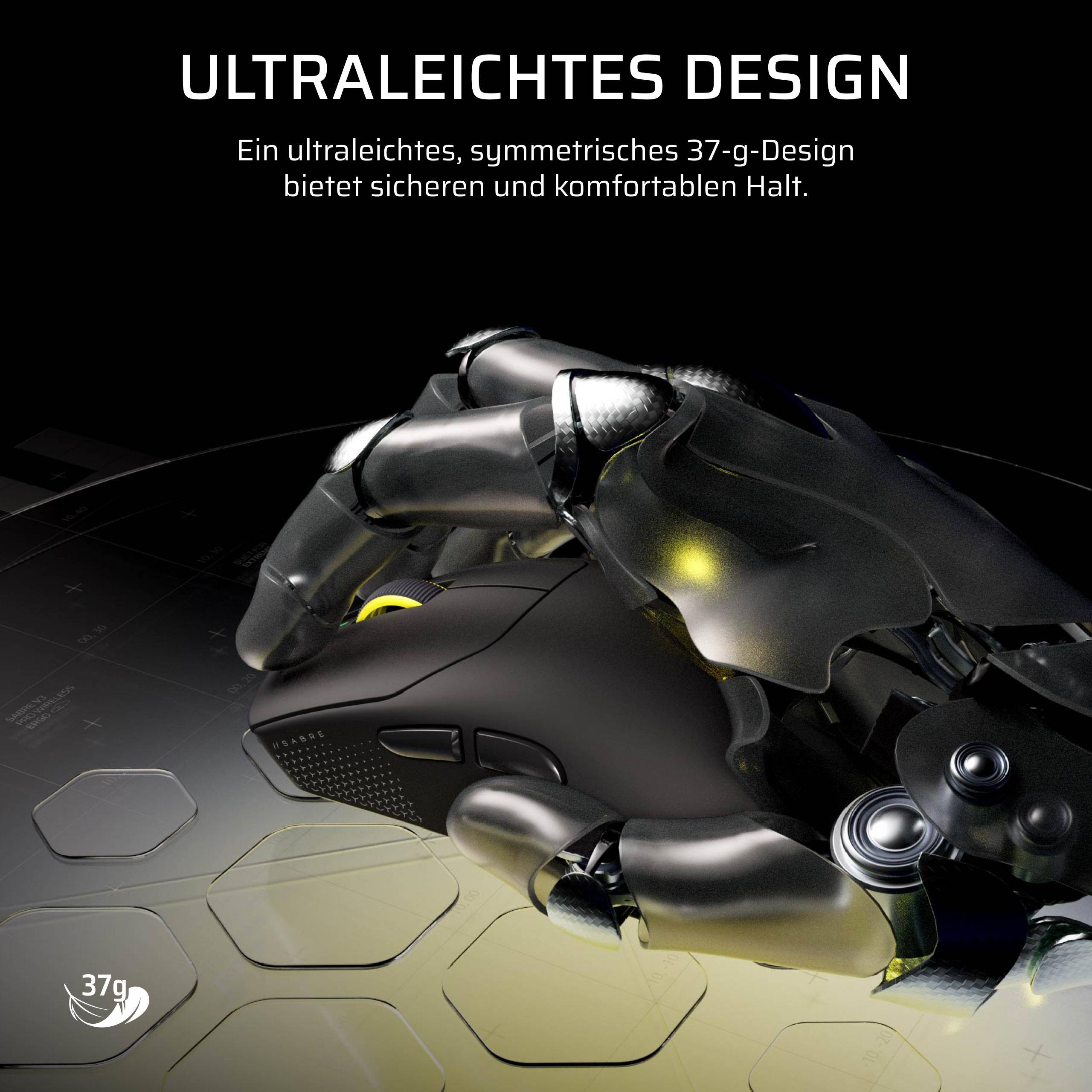 Eine roboterähnliche Hand greift eine leichte, schwarze Gaming-Maus auf einer glänzenden Oberfläche.