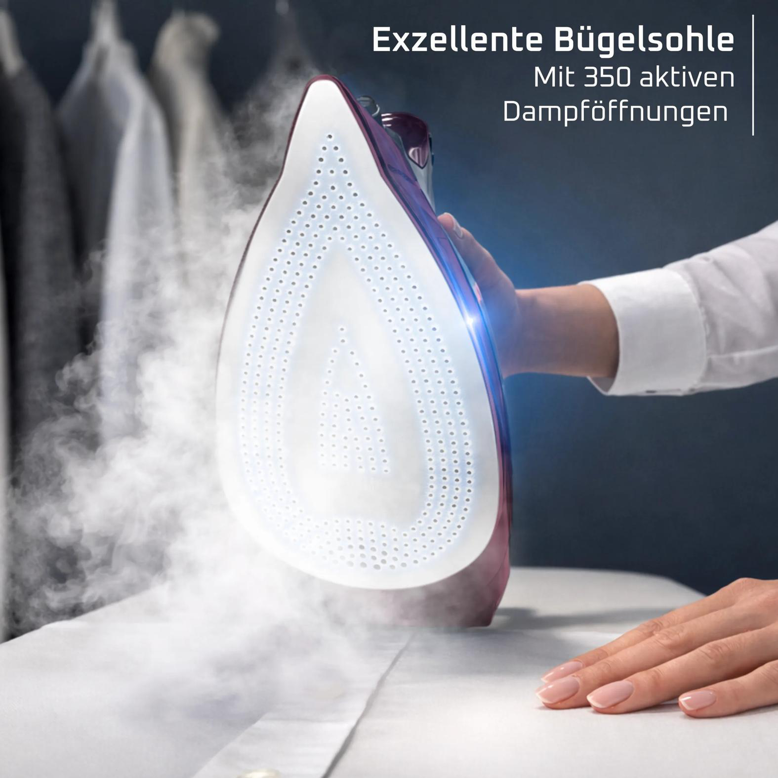 Ein Dampfbügeleisen mit beleuchteter Sohle und starkem Dampfausstoß beim Glätten.