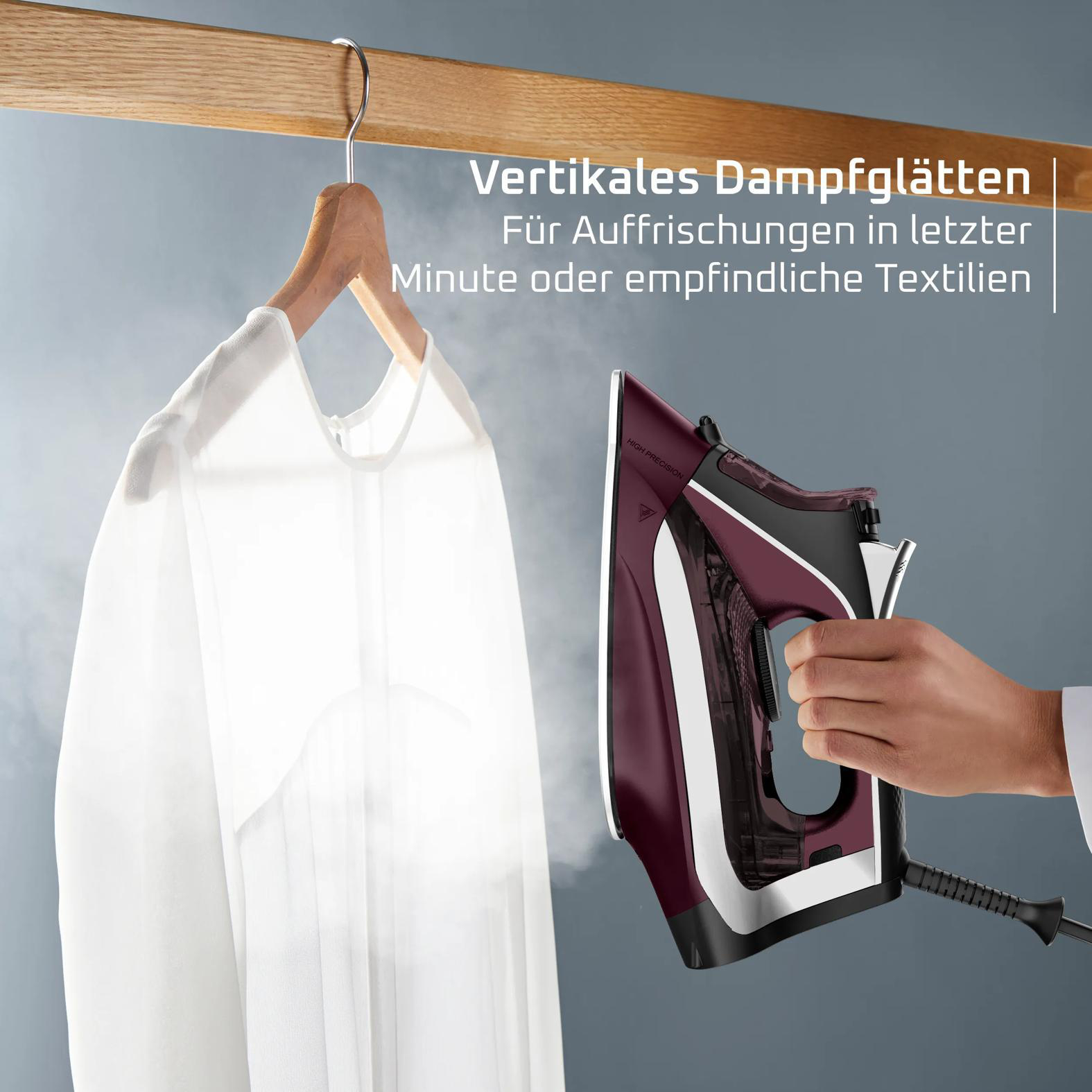 Eine Hand bedient ein rotes Dampfbügeleisen, das ein hängendes weißes Kleidungsstück glättet.