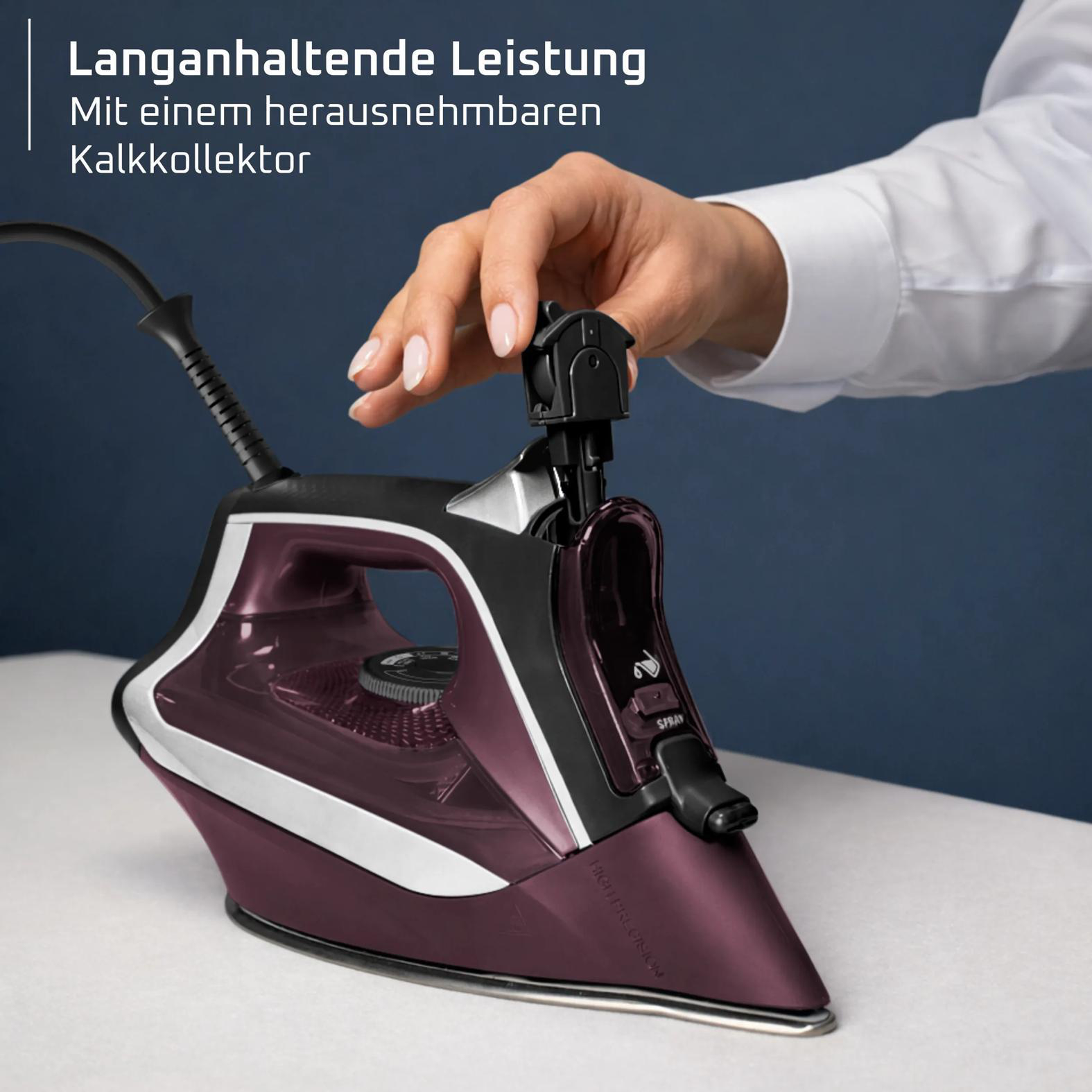Eine Hand zieht den Kalkkollektor aus einem violetten und schwarzen Bügeleisen heraus.