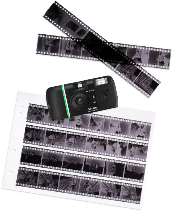 Appareil photo Fujifilm QuickSnap noir avec des bandes de film noir et blanc et des négatifs sur fond blanc.