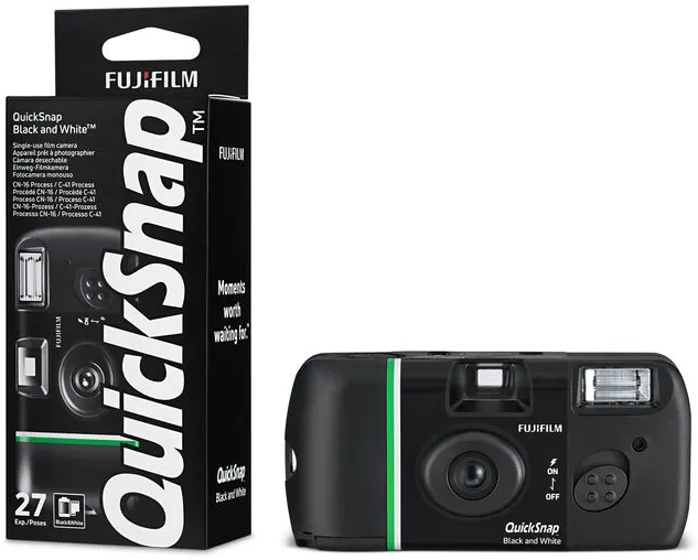 Un appareil photo jetable noir Fujifilm QuickSnap et son emballage.