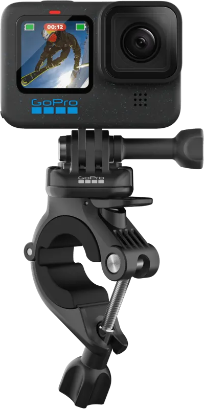 Fekete kormányra szerelt GoPro kamera.