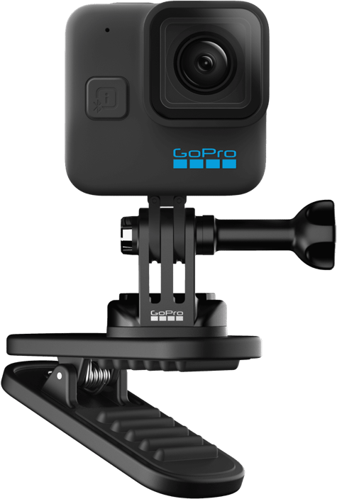 Fekete GoPro kamera fekete csíptetős tartón, fekete háttér előtt.