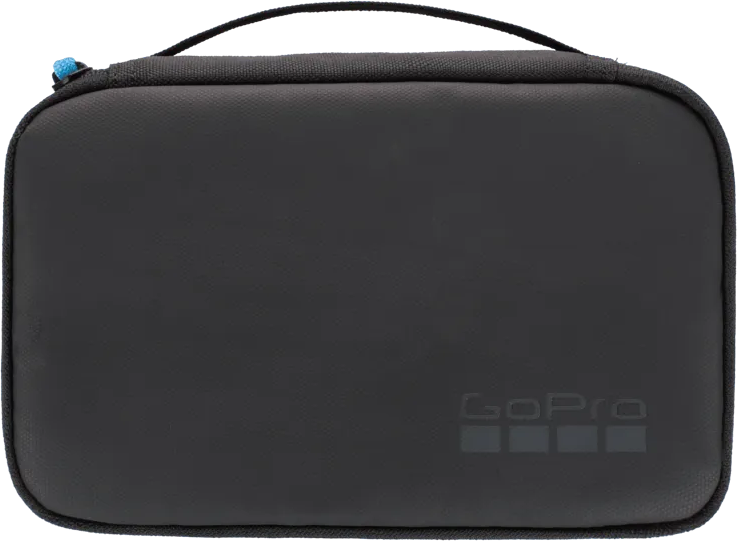 Egy fekete GoPro cipzáras tok felső hordfüllel, fekete háttér előtt.