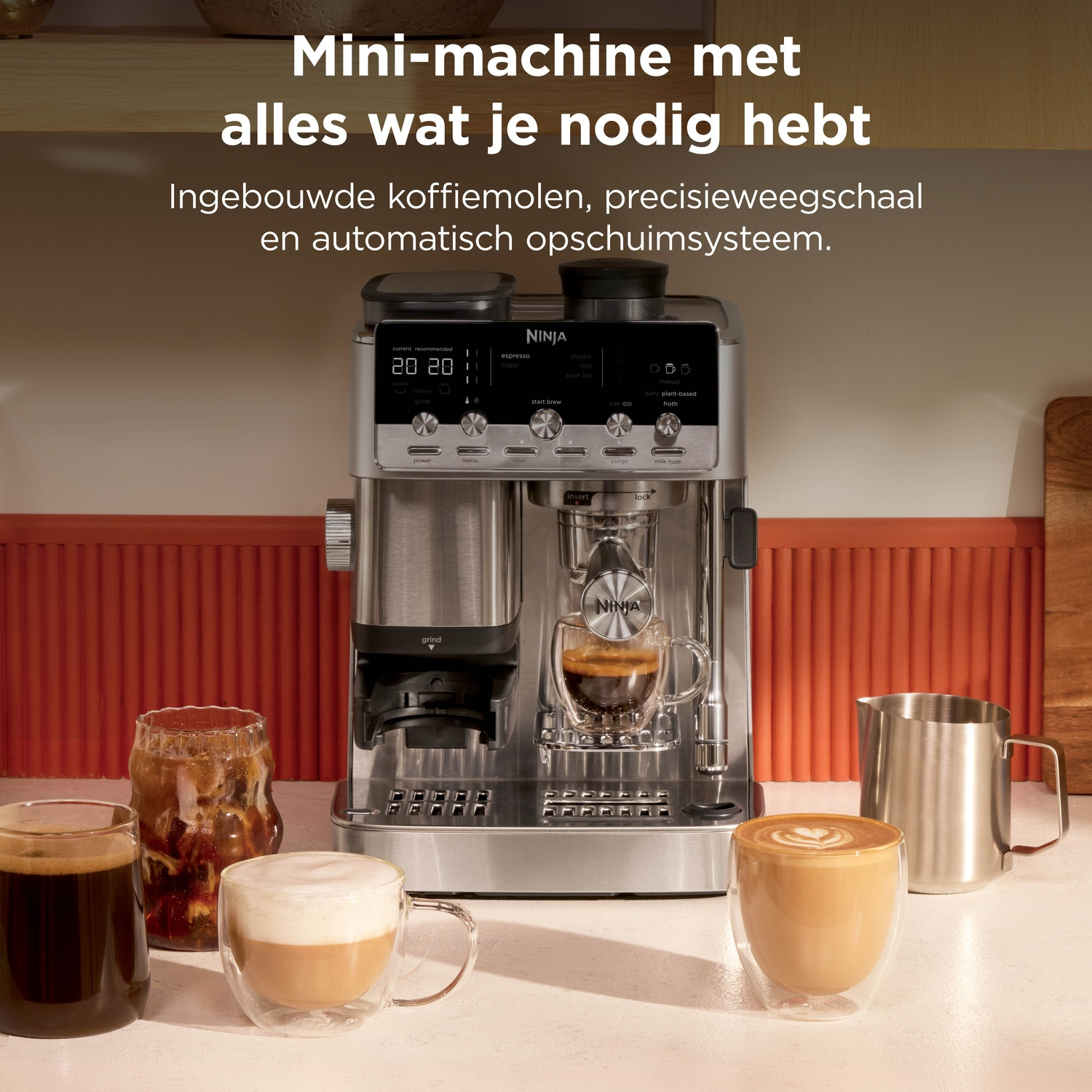 Ninja coffee machine with grinder, digital display, and various coffee drinks on a kitchen counter with Dutch text.