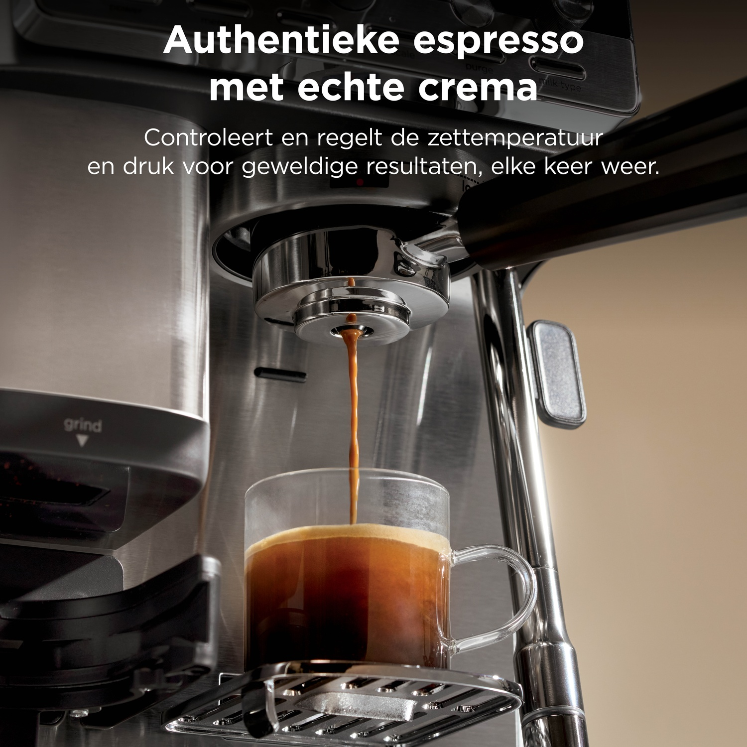 Espresso machine pouring fresh coffee into a glass cup with text overlay in Dutch.