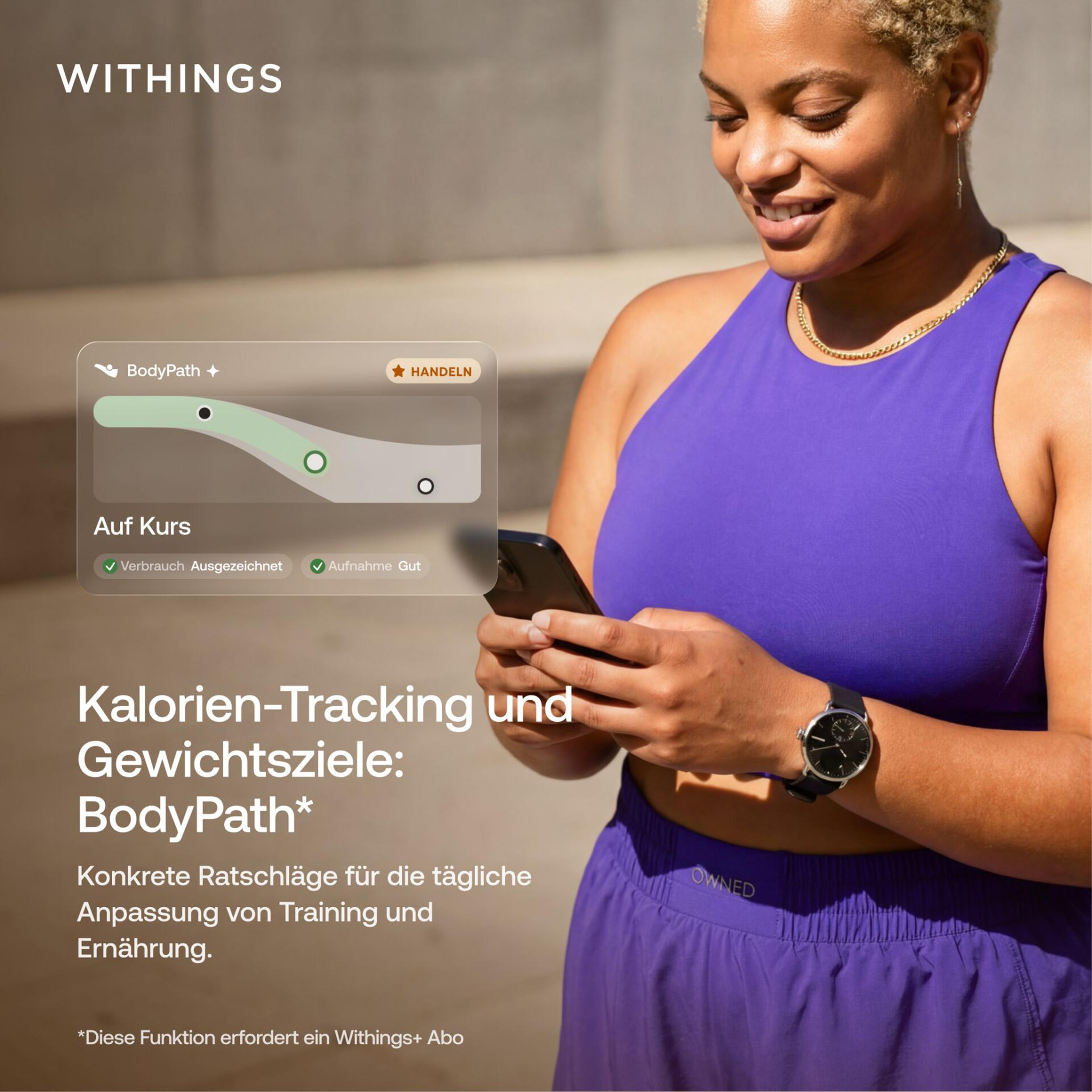 Eine lächelnde Frau in lila Sportbekleidung schaut auf ihr Smartphone mit Fitness-Tracking-Daten und deutschem Text.