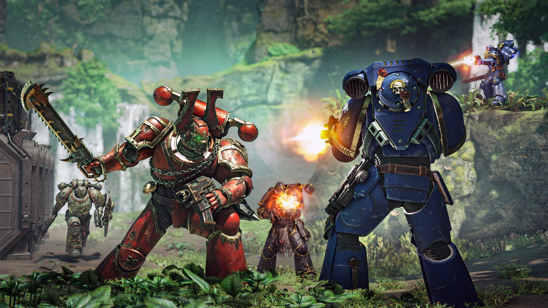 Space Marines in schwerer Rüstung kämpfen in einem üppigen Dschungel, Waffen schießen mit hellem Mündungsfeuer.