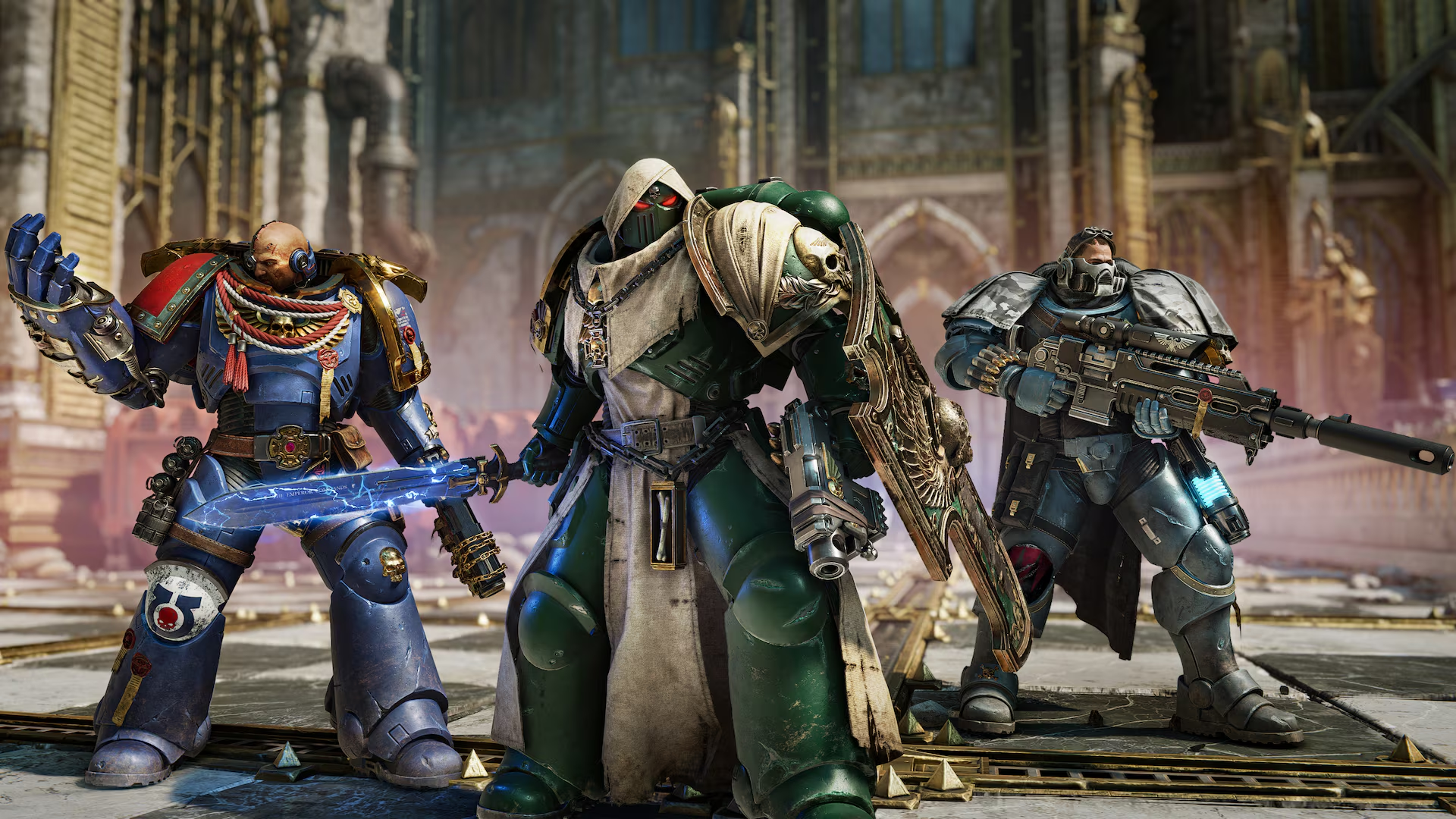 Drei futuristische Space Marines in Rüstung stehen vor einem großen Gebäude.