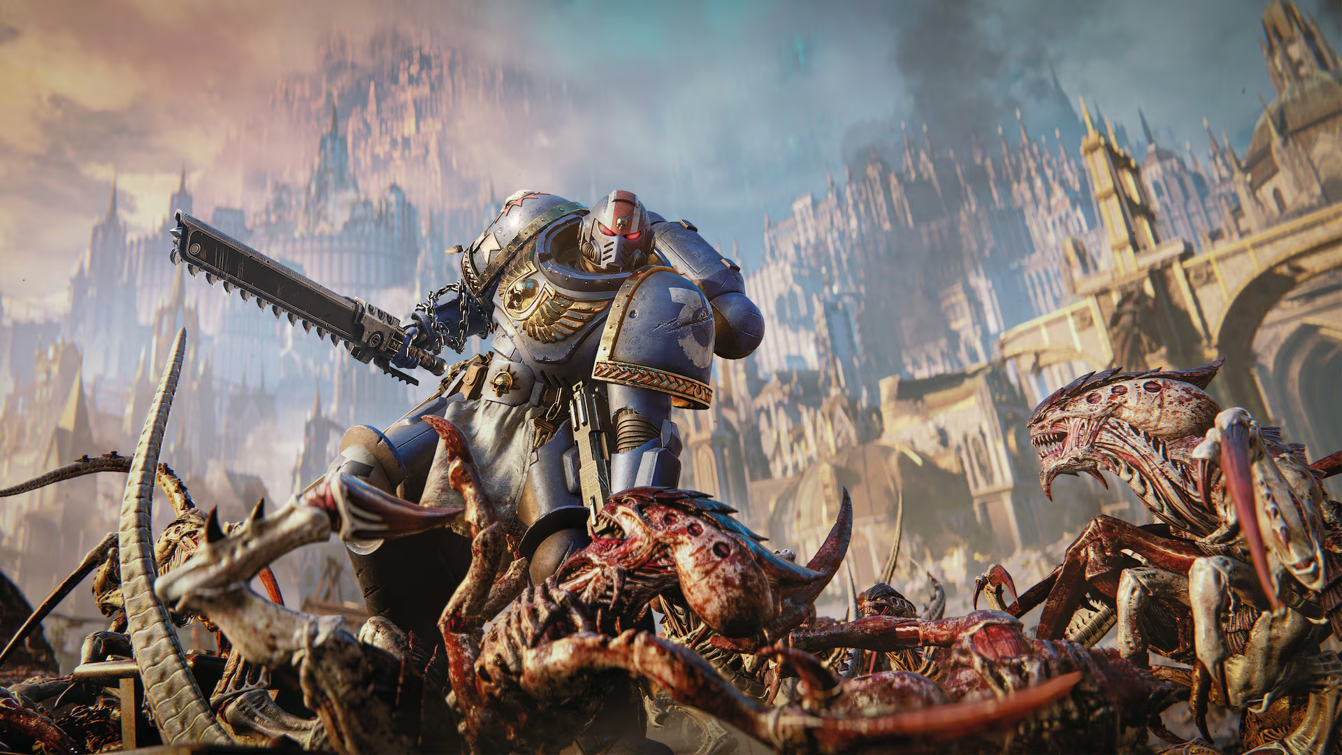 Ein Space Marine kämpft vor einer gotischen Stadtlandschaft gegen eine Horde Tyraniden.