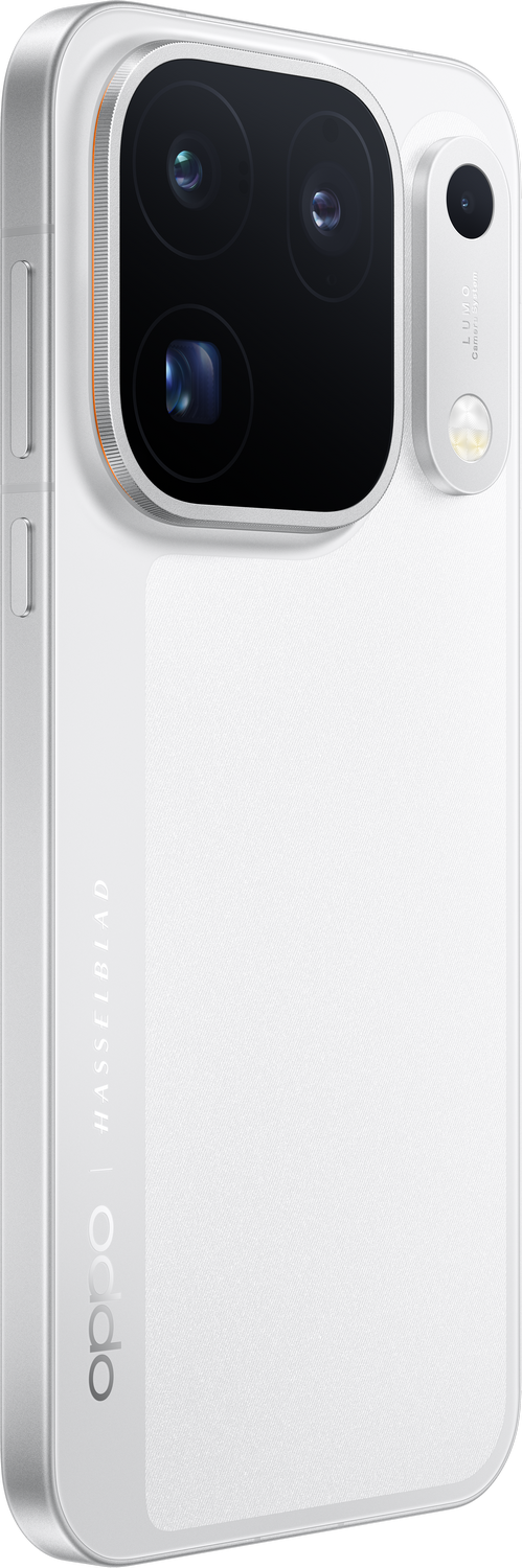 Parte trasera de un smartphone blanco con módulo de triple cámara y marca Oppo.