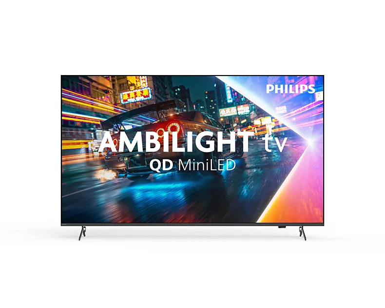 Ein Philips Ambilight QD MiniLED Fernseher zeigt ein Auto auf einer neonbeleuchteten Straße.