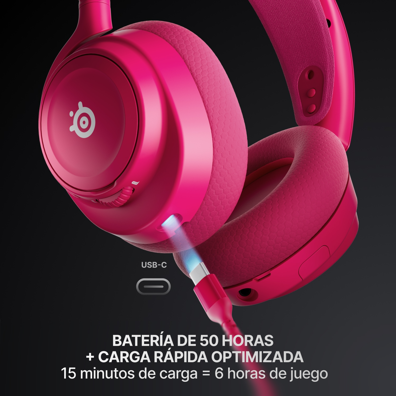 Auriculares inalámbricos para juegos de color rosa con un cable USB-C conectado al puerto de carga.
