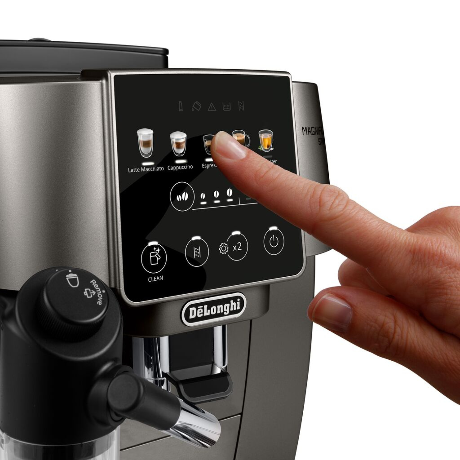 Una mano toca el panel táctil de una cafetera DeLonghi gris.