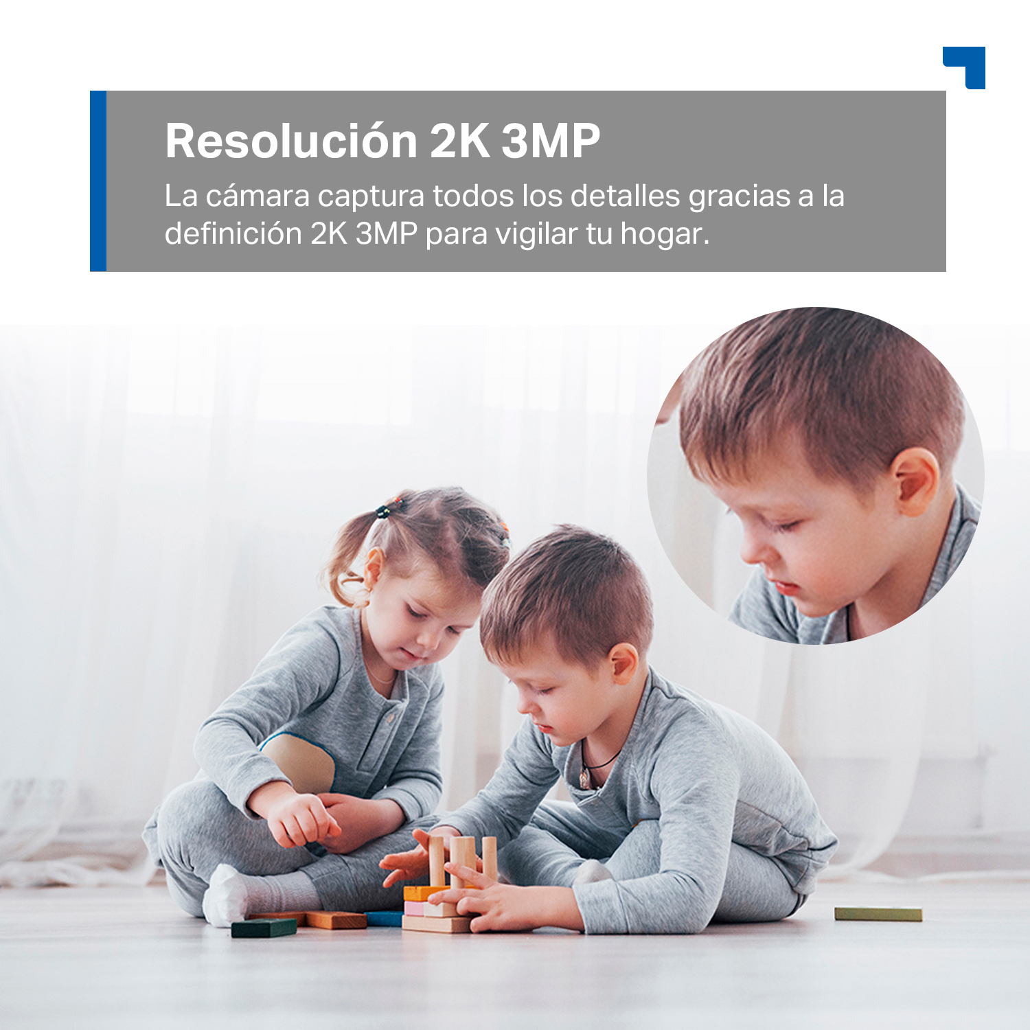 Dos niños juegan en el suelo con juguetes de madera, un círculo muestra a un niño de cerca.