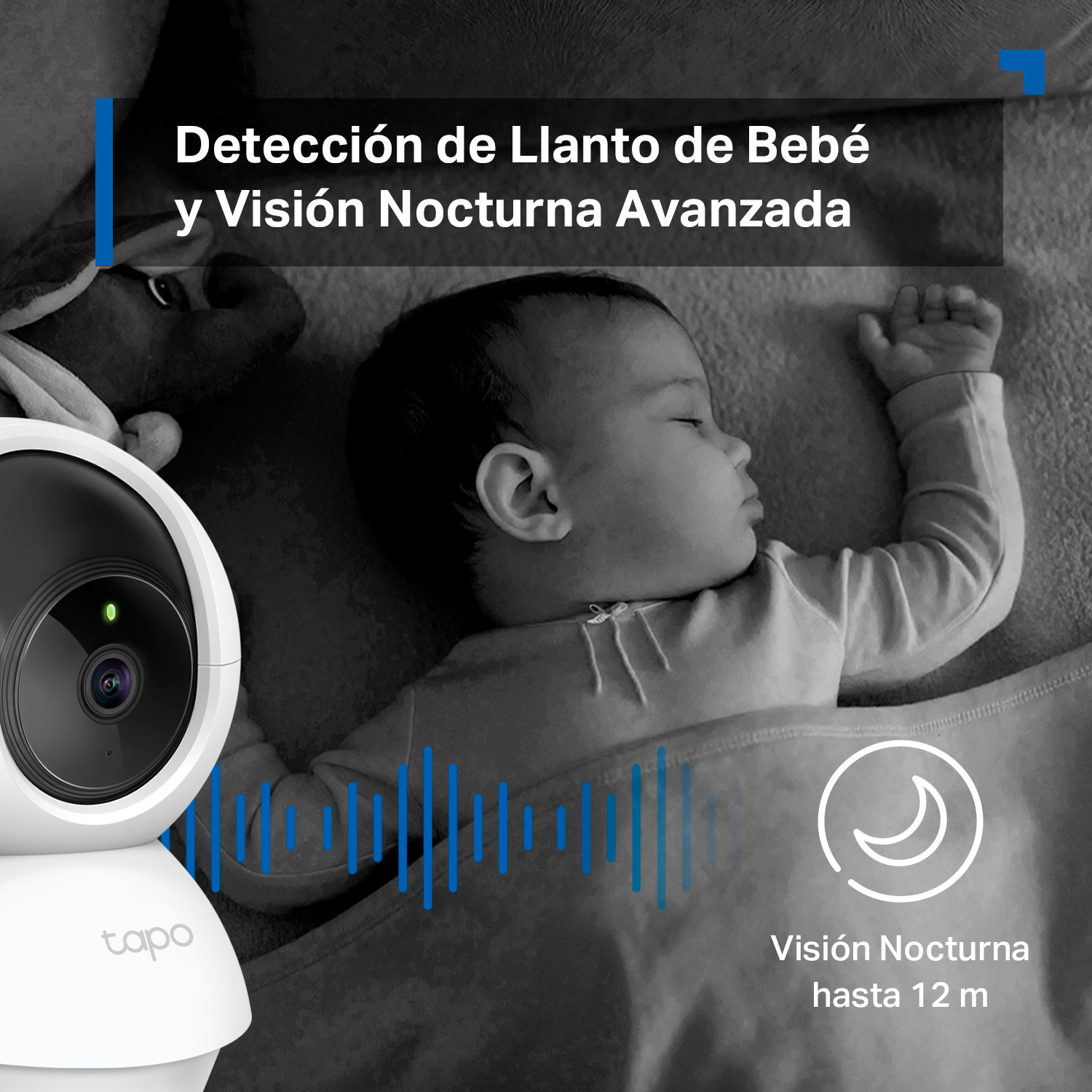 Un bebé duerme plácidamente en la cama junto a una cámara Tapo blanca en modo visión nocturna.