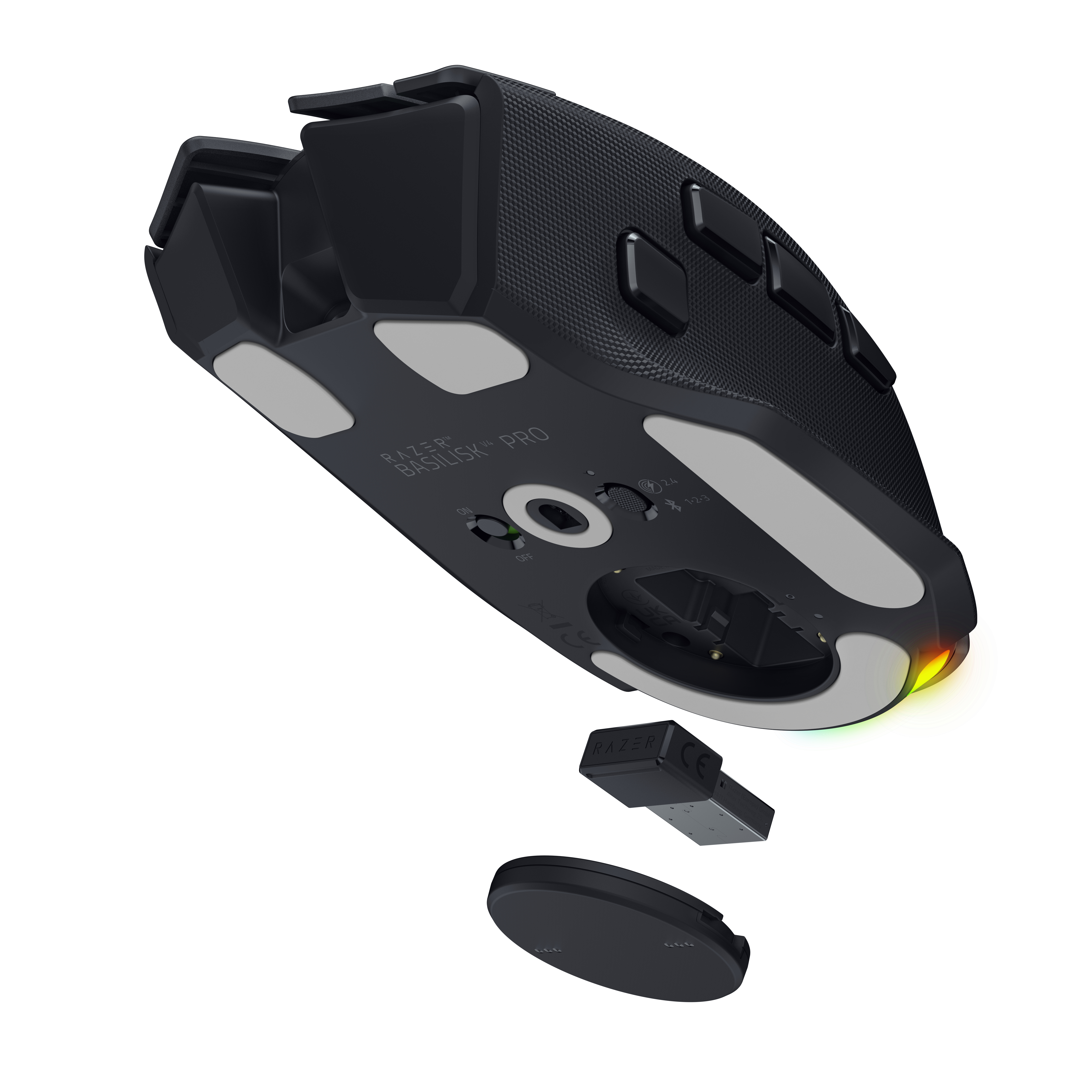 Die Unterseite einer schwarzen Razer Basilisk V4 Pro Maus mit abgenommener Abdeckung und USB-Empfänger.