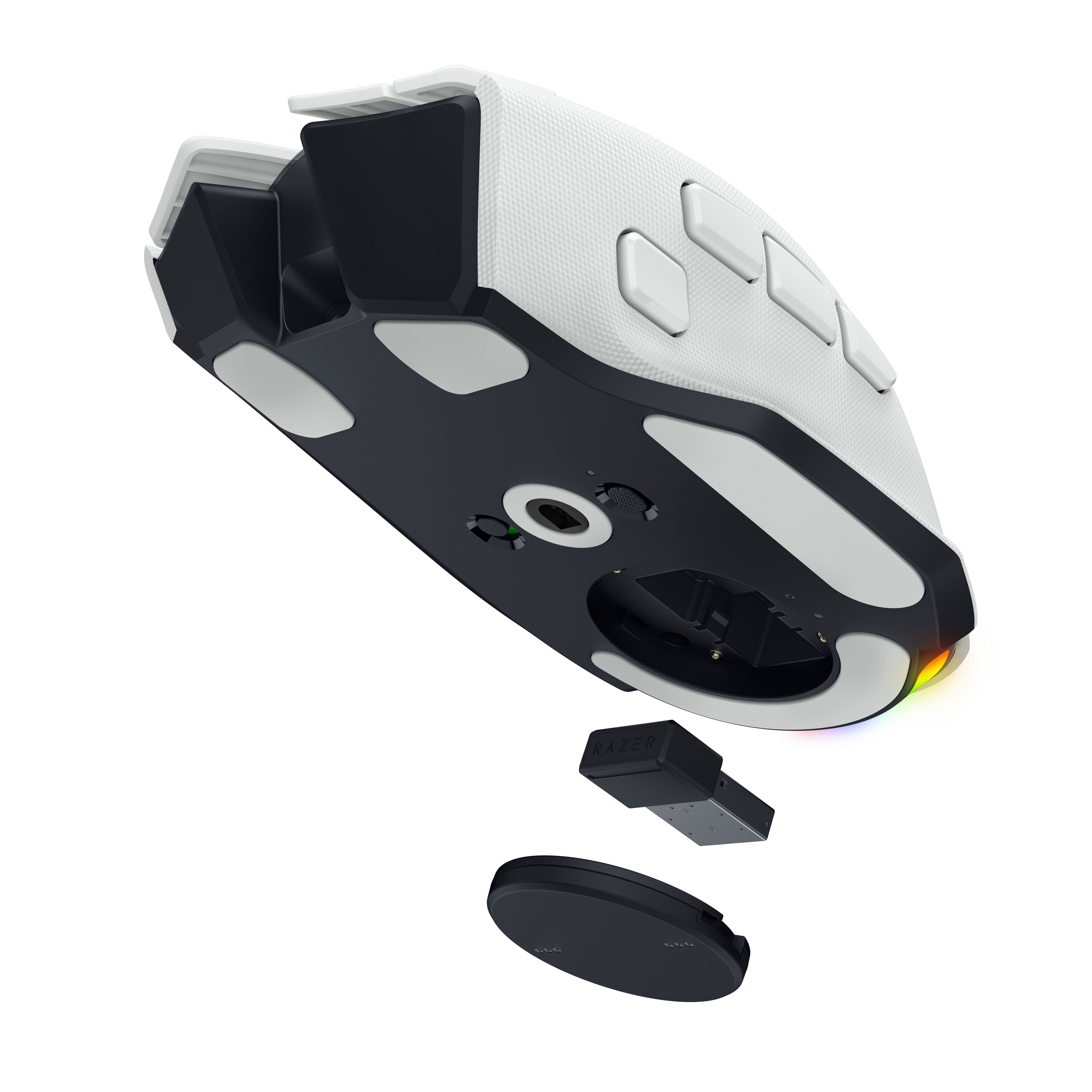 Die Unterseite einer weißen Gaming-Maus mit abgenommenem Dongle und Batterieabdeckung.