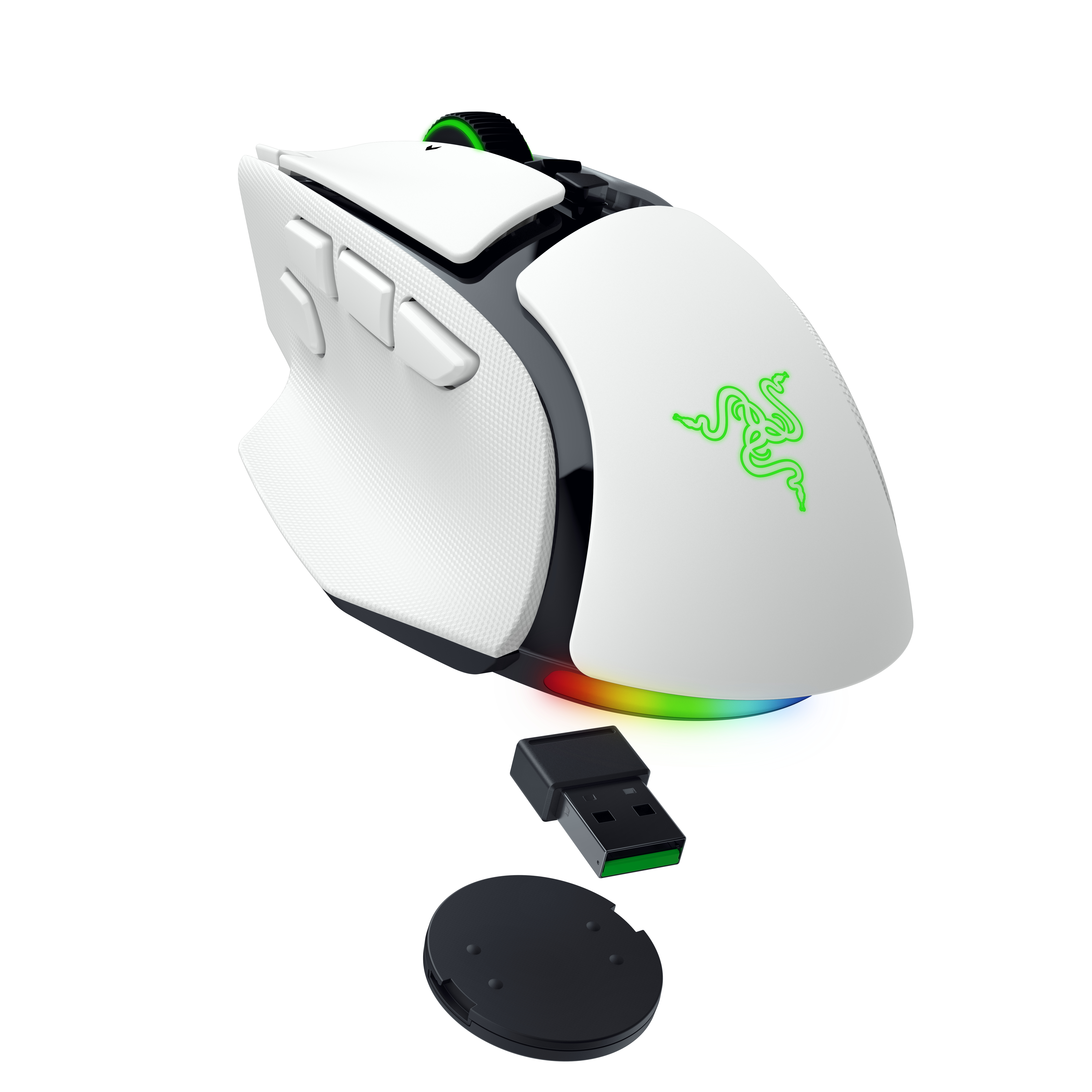 Eine weiße Gaming-Maus mit RGB-Beleuchtung, USB-Empf änger und einem runden schwarzen Dongle auf weißem Grund.