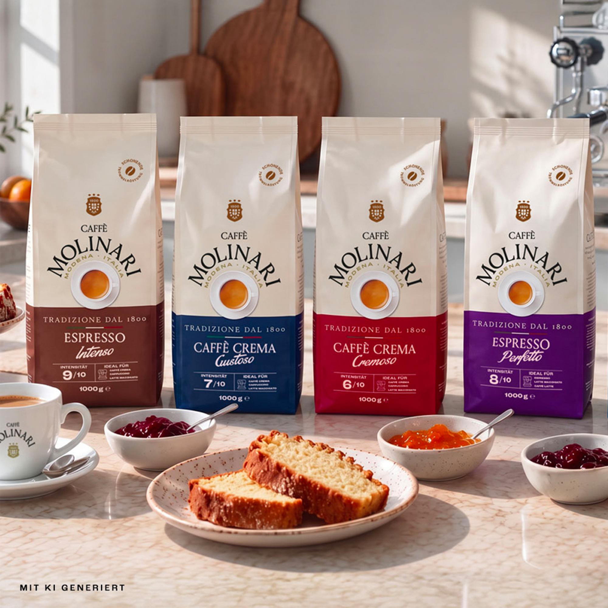 Vier Tüten Caffe Molinari Kaffee stehen auf einem Tisch mit Kuchen, Marmeladenschalen und einer Tasse Kaffee.