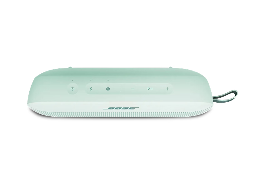 Ein hellgrüner Bose Bluetooth-Lautsprecher mit Bedientasten oben und einer Trageschlaufe an der Seite, auf schwarz.