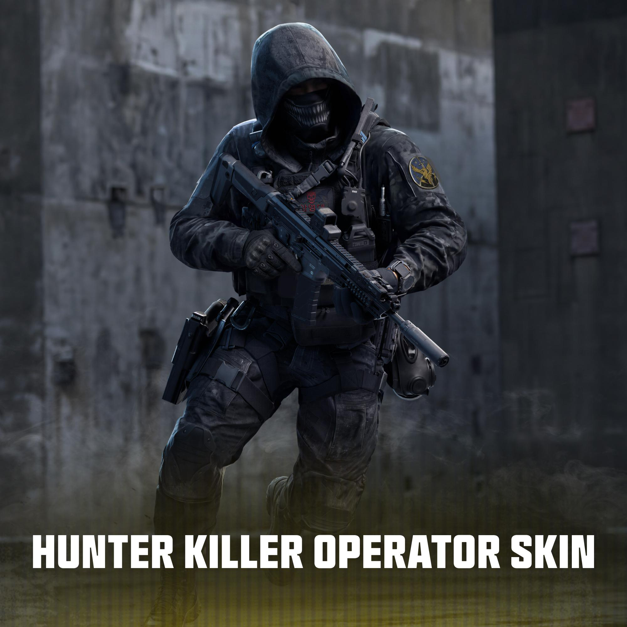 Ein Soldat im schwarzen Kampfanzug mit Kapuze und Maske hält ein Gewehr.