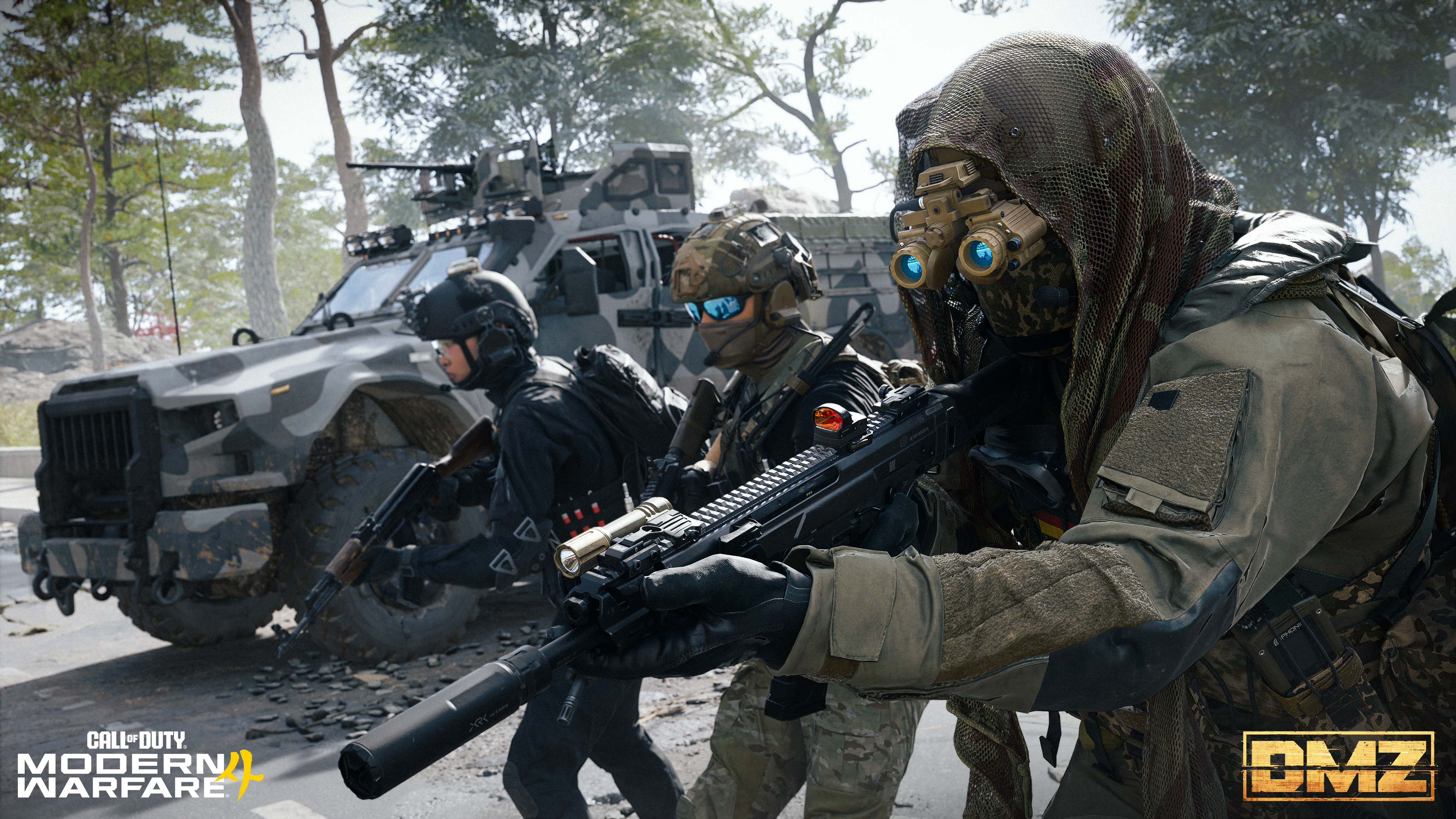 Drei schwer bewaffnete Soldaten in taktischer Ausrüstung rücken vor einem Tarn-Militärfahrzeug vor.
