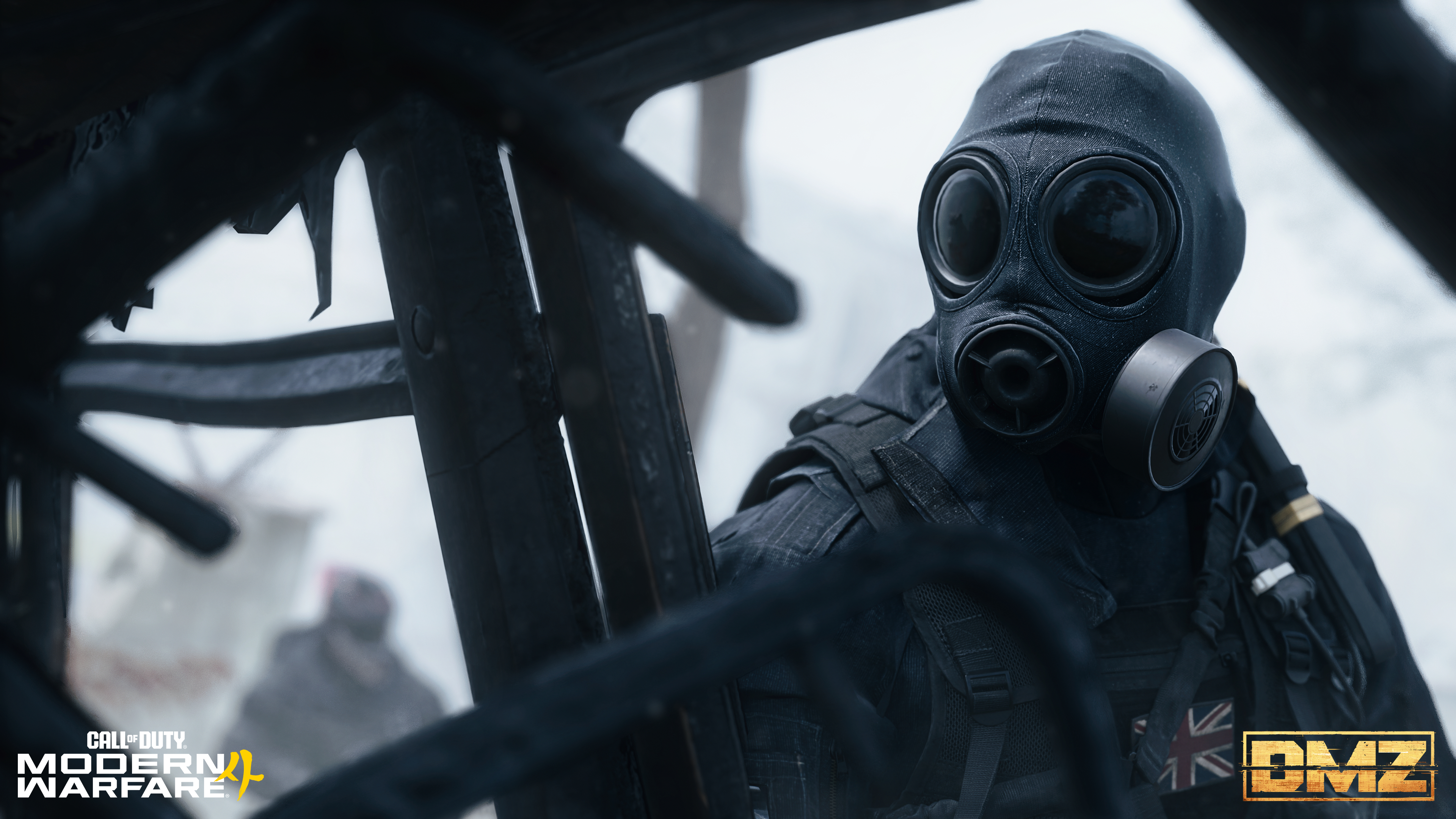 Ein Soldat in schwarzer Gasmaske und taktischer Ausrüstung schaut aus einem Fahrzeugwrack.