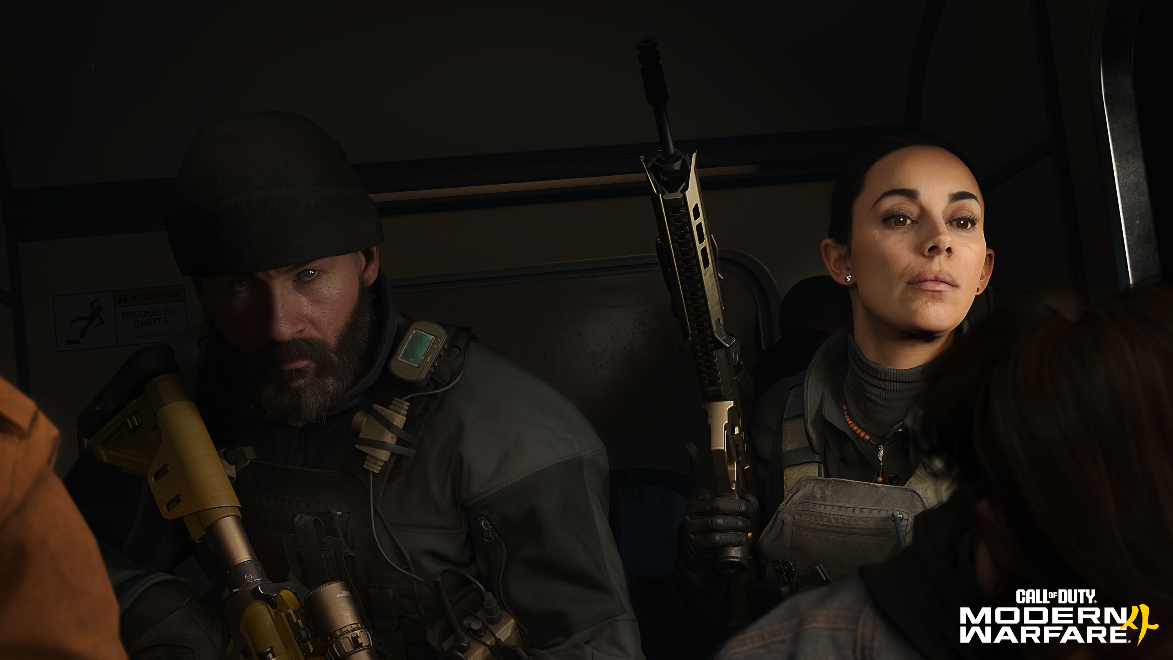 Bewaffnete Charaktere sitzen in einem gedimmten Raum, mit dem Call of Duty Logo unten rechts.
