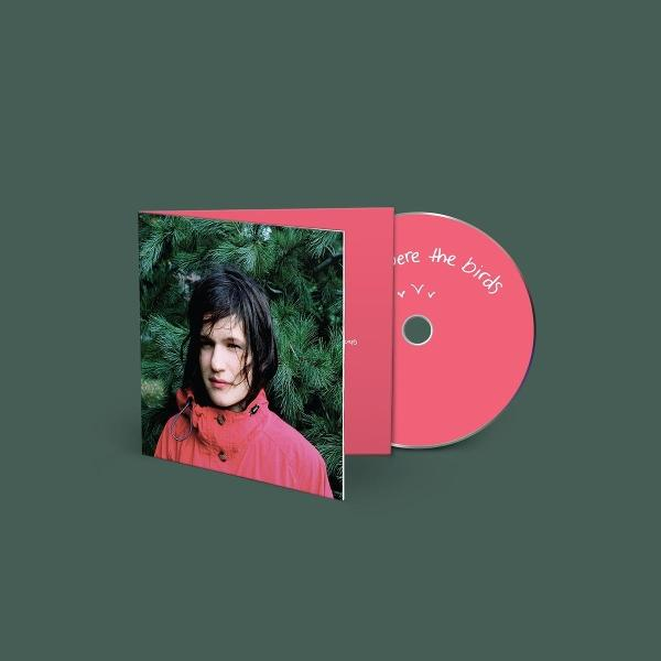 Eine rosa CD-Hülle zeigt eine Person in einer roten Jacke vor grünen Zweigen, daneben liegt eine pinke CD.