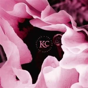 Nahaufnahme einer rosa Mohnblüte mit schwarzem Zentrum und einem runden K&C Logo.