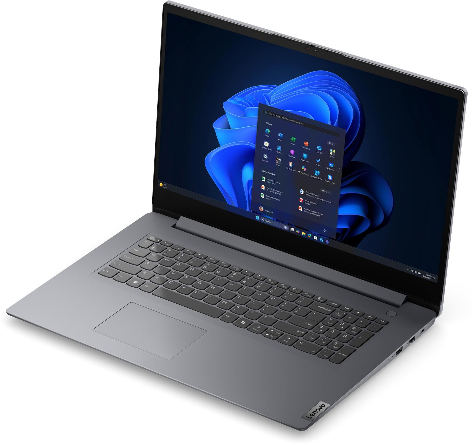 Egy szürke laptop fehér háttérrel mutatja a Windows 11 asztalt a Start menüvel.
