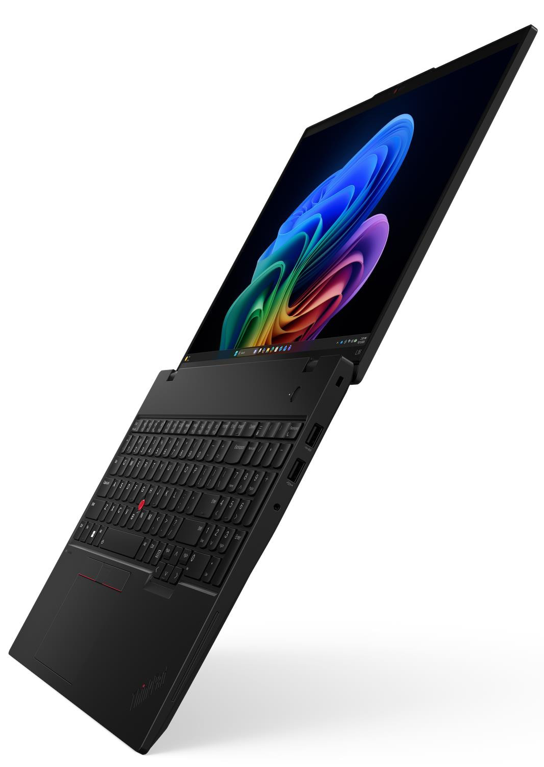Egy fekete laptop, képernyőjén színes absztrakt hullámmintával, fehér alapon ferdén elhelyezve.