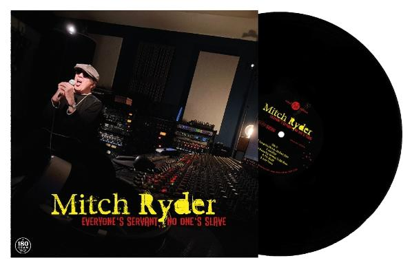 Mitch Ryder singt im Studio vor einer Mischpult, daneben ist eine schwarze Vinyl-Schallplatte zu sehen.