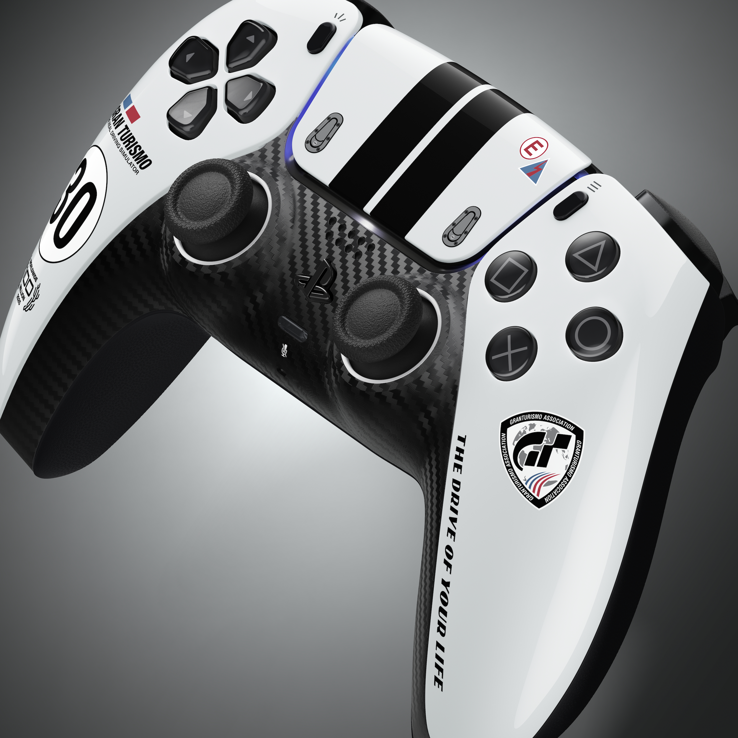Ein weiß-schwarzer Gran Turismo PlayStation 5 DualSense Controller vor grauem Hintergrund.