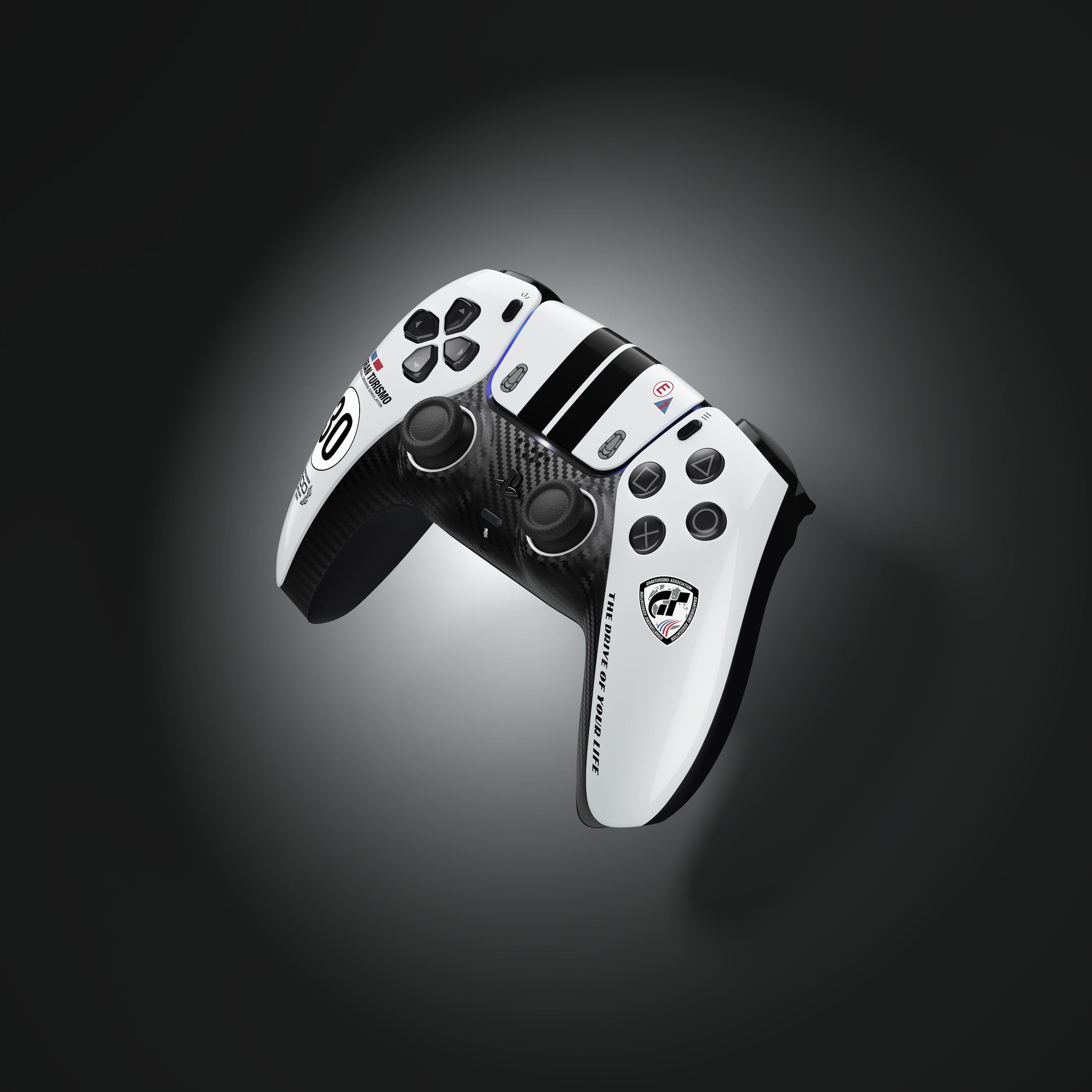 Ein schwarz-weißer Gaming-Controller im Rennsport-Design mit Carbon-Akzenten auf dunklem Hintergrund.