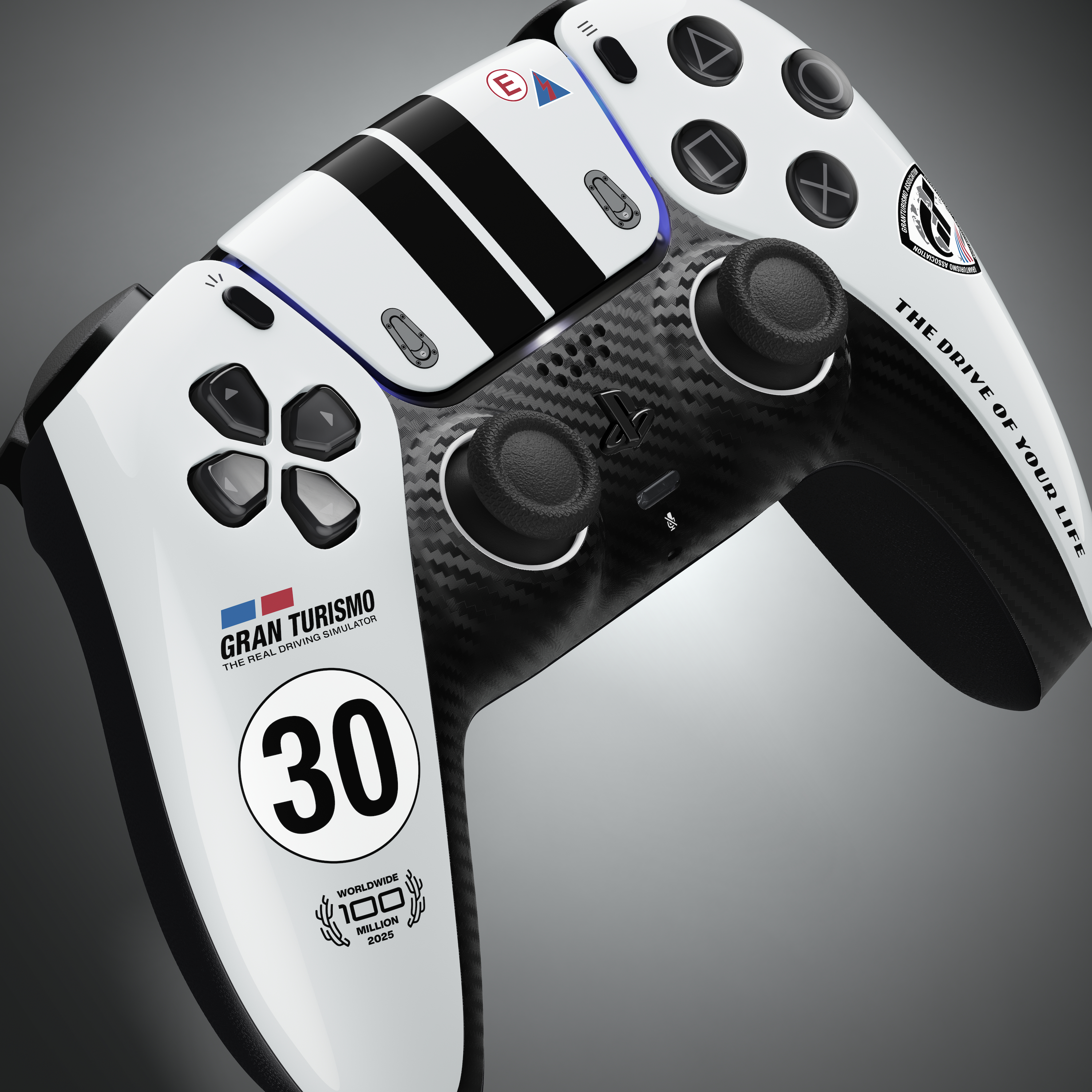 Ein weiß-schwarzer PlayStation 5 Controller mit Gran Turismo 30-Jahre-Jubiläumsdesign, Kohlefaserakzenten und Aufklebern.