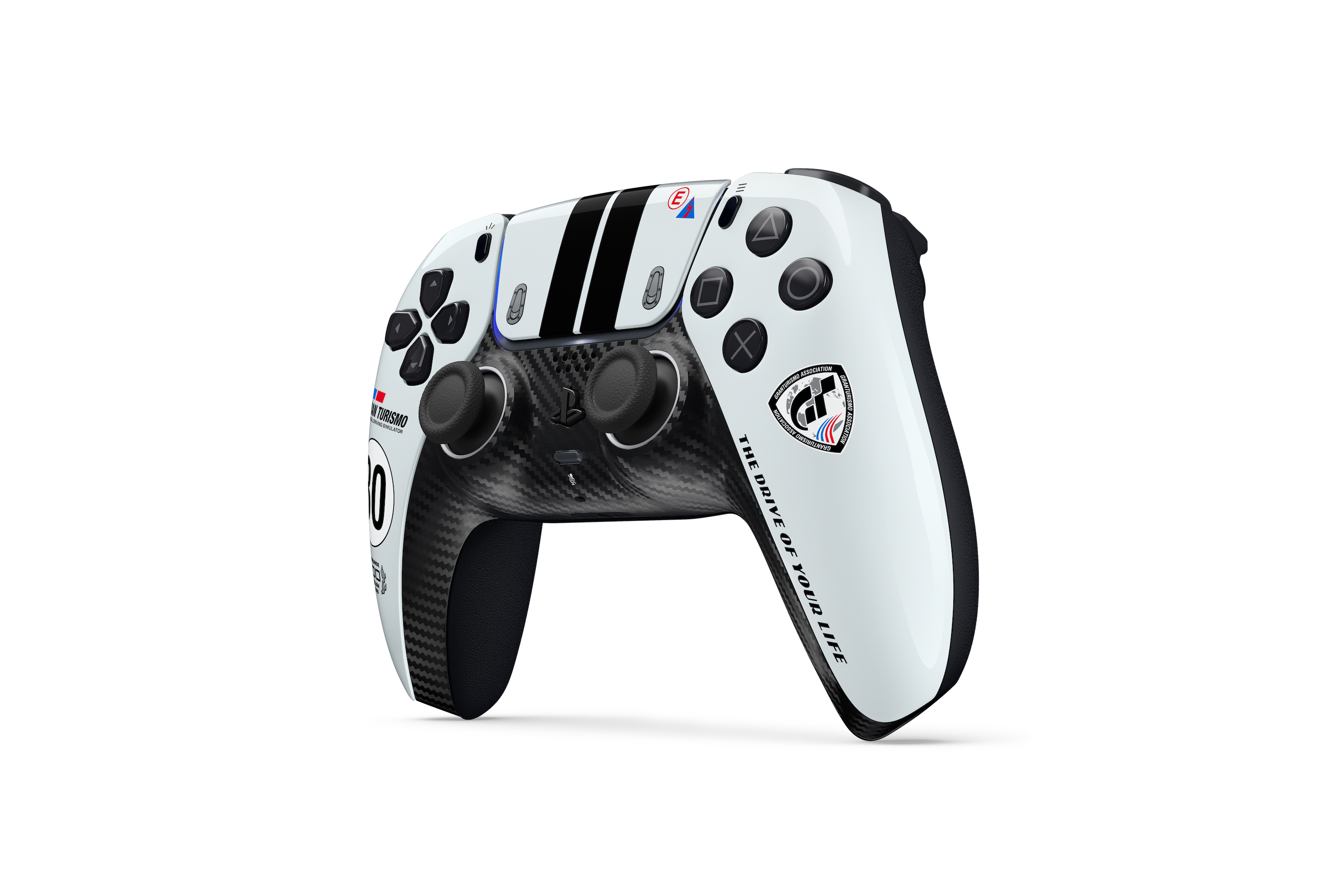 Weiß-schwarzer PlayStation 5-Controller mit Gran Turismo-Branding und Rennstreifen auf weißem Hintergrund.