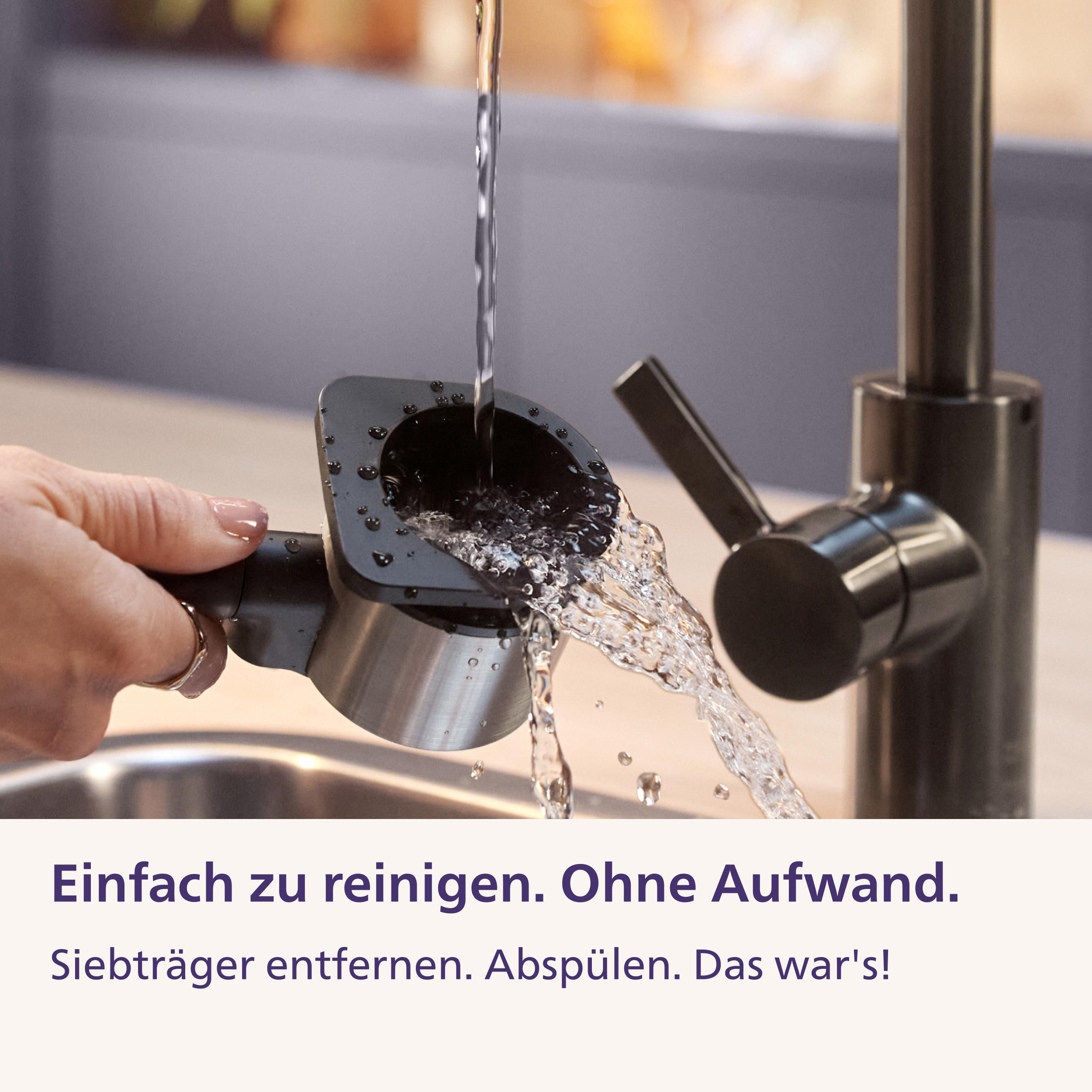 Wasser läuft aus einem Hahn in einen Siebträger in einer Spüle. Unten Text: Einfach zu reinigen.