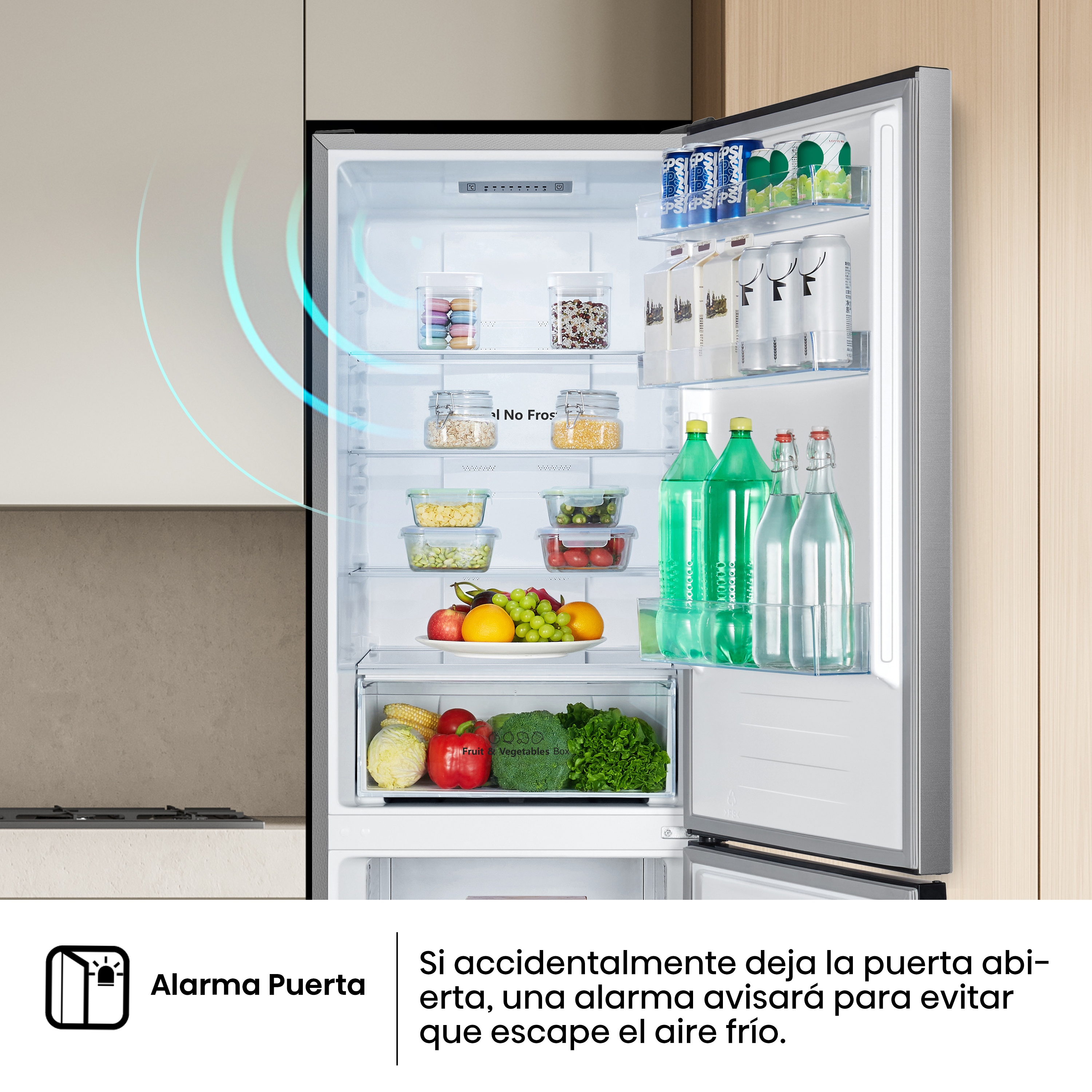 Un refrigerador abierto lleno de comida, bebidas y productos frescos, con un símbolo de alarma de puerta.