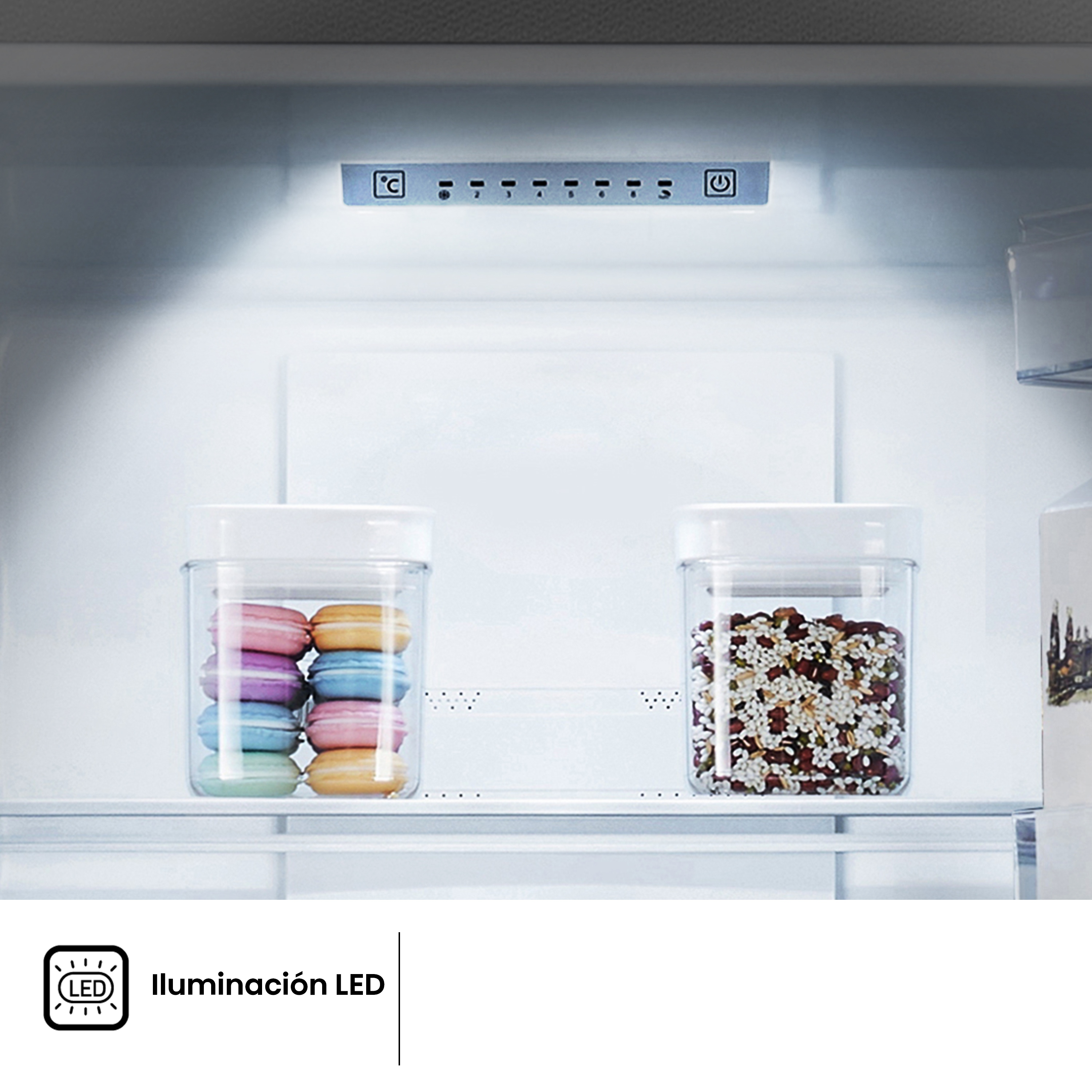 Interior de refrigerador iluminado por LED con dos recipientes de almacenamiento con macarons y granos.