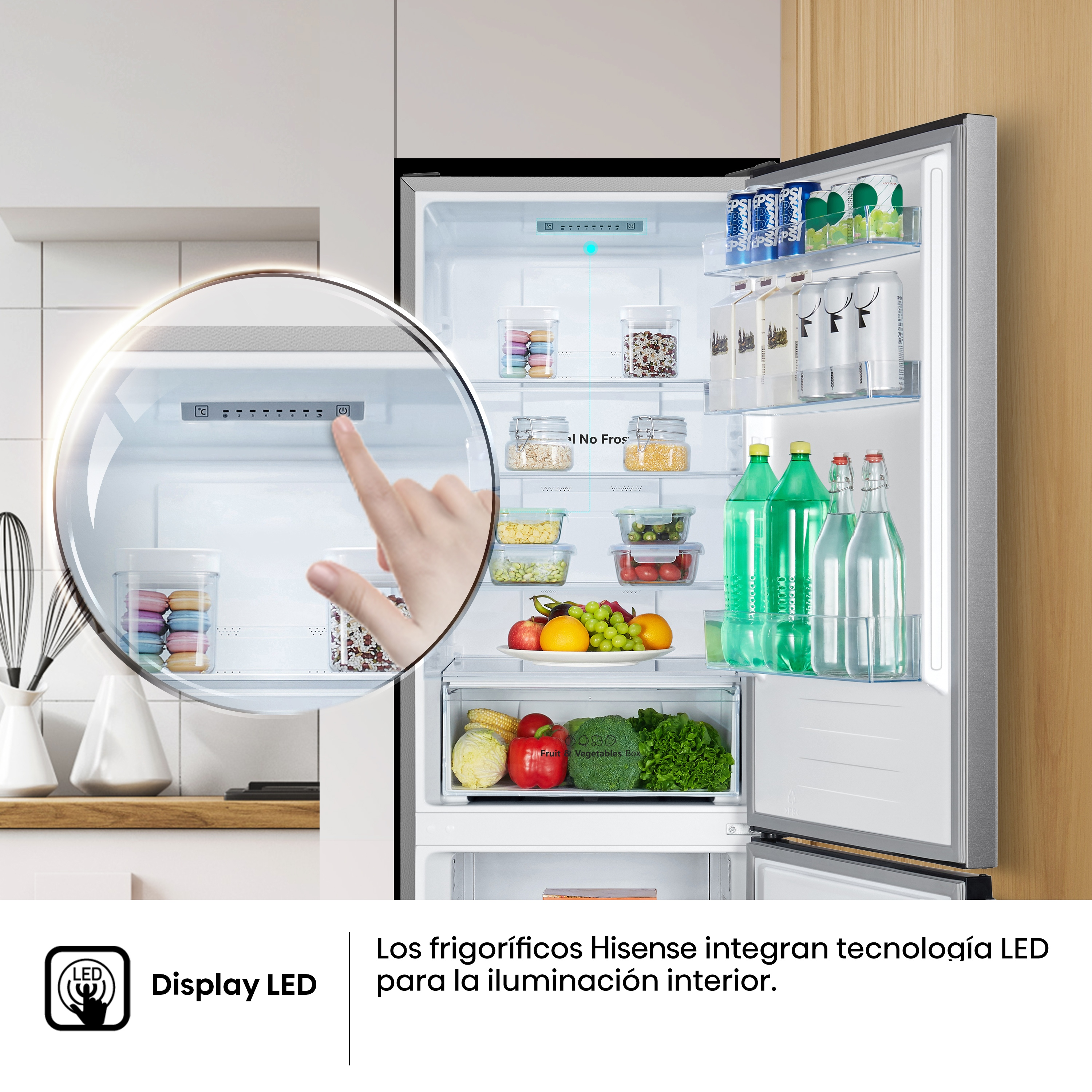 Frigorífico Hisense abierto con alimentos, detalle del panel LED y texto sobre la tecnología LED.