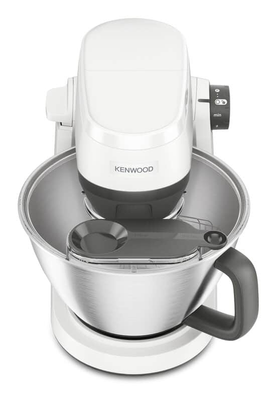 Vista superior de una batidora de pie blanca Kenwood con bol de acero inoxidable y protector antisalpicaduras.