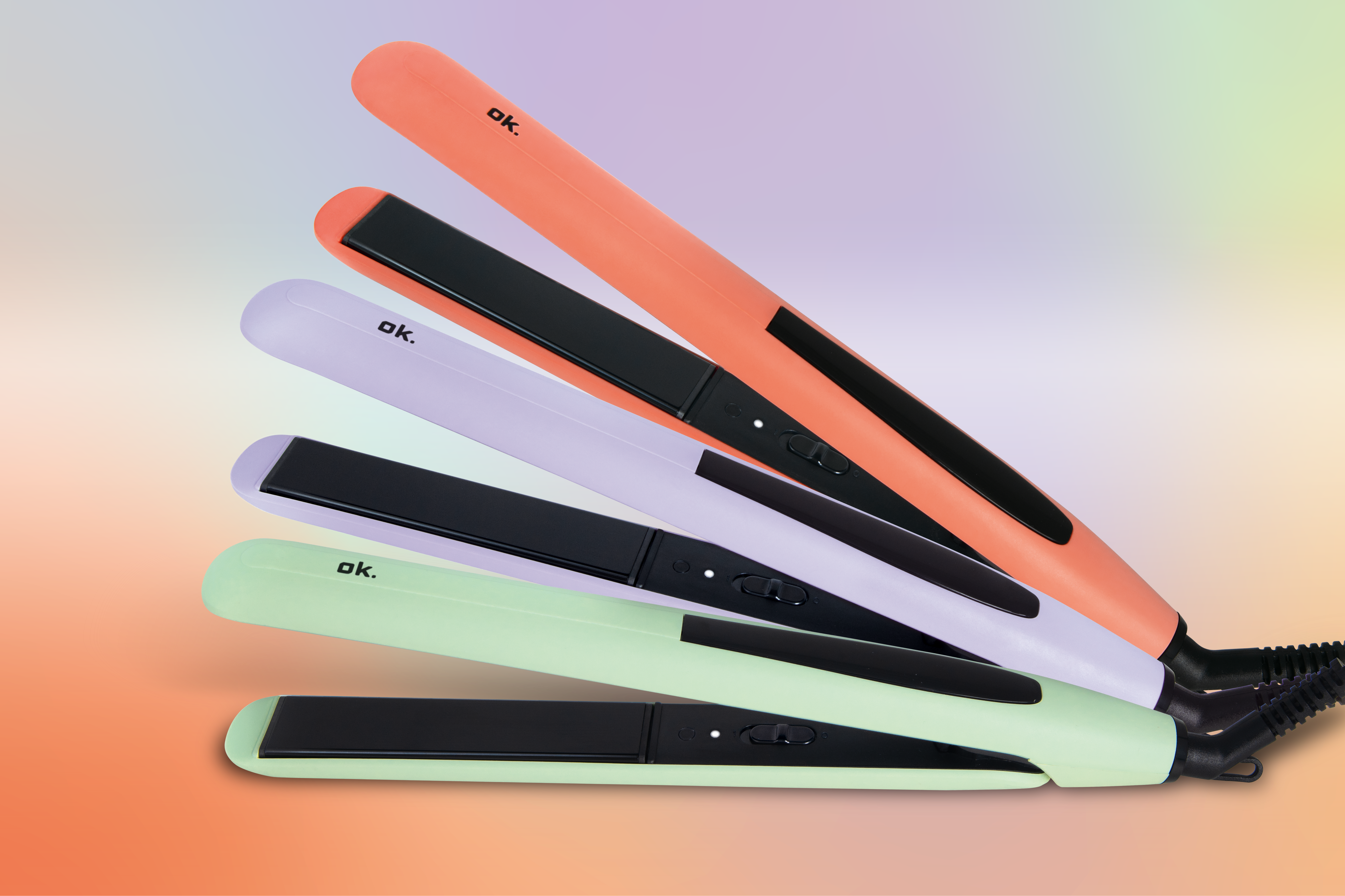 Tres planchas de pelo coloridas en naranja, lavanda y verde menta con placas negras sobre fondo pastel.