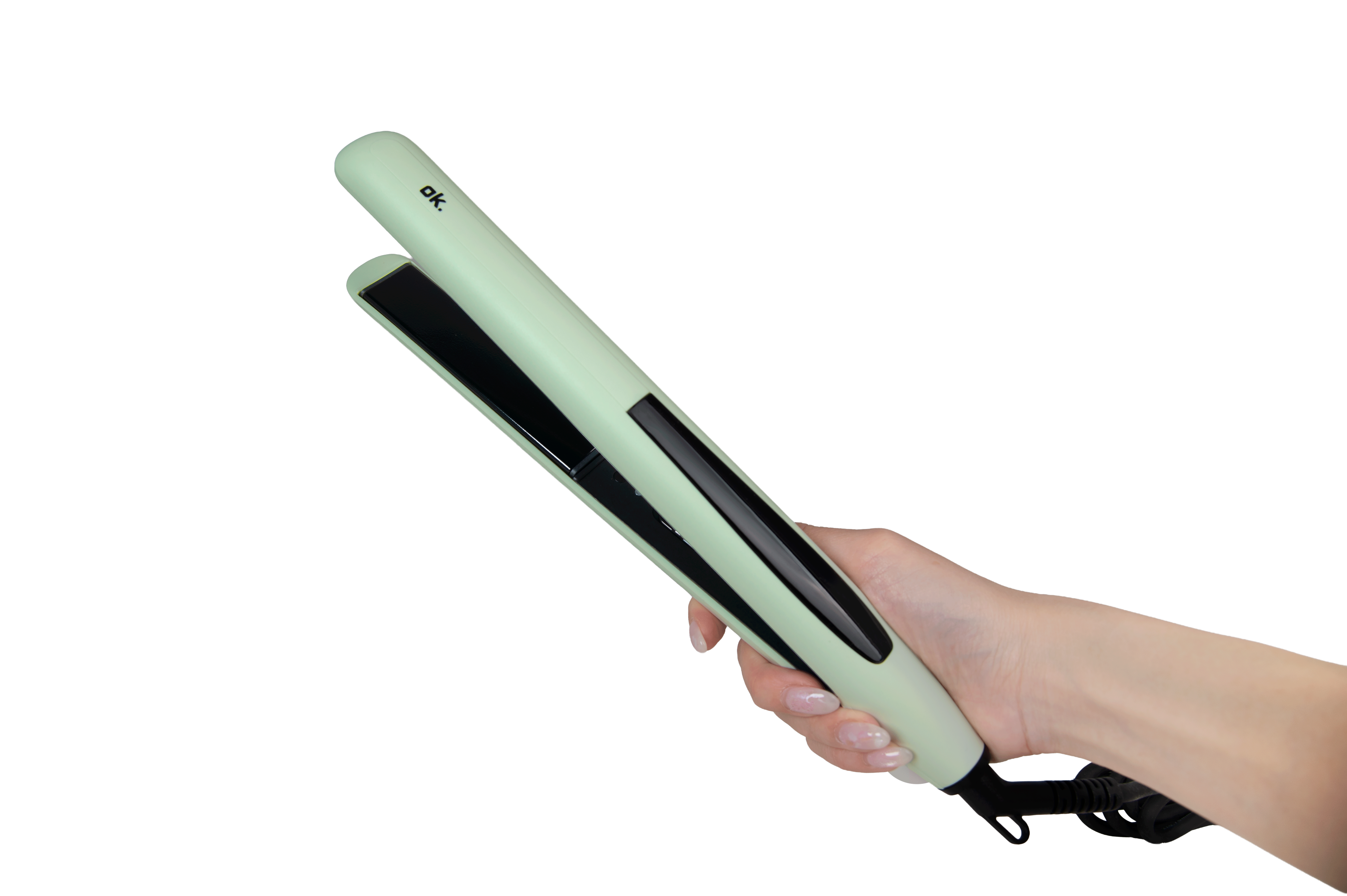 Una mano sostiene una plancha de pelo verde menta contra un fondo negro.