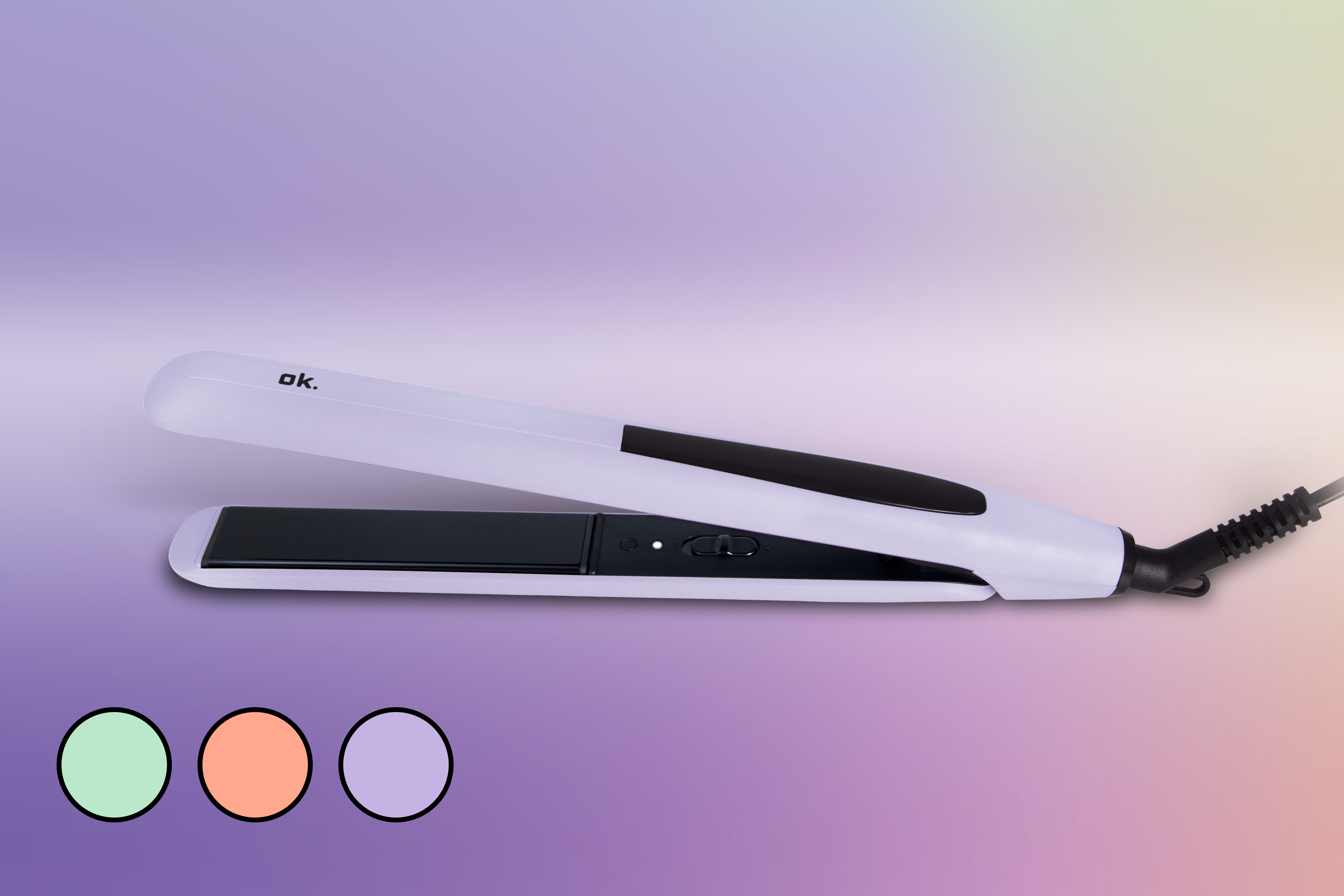 Una plancha de pelo morada sobre un fondo pastel con tres círculos de colores abajo a la izquierda.