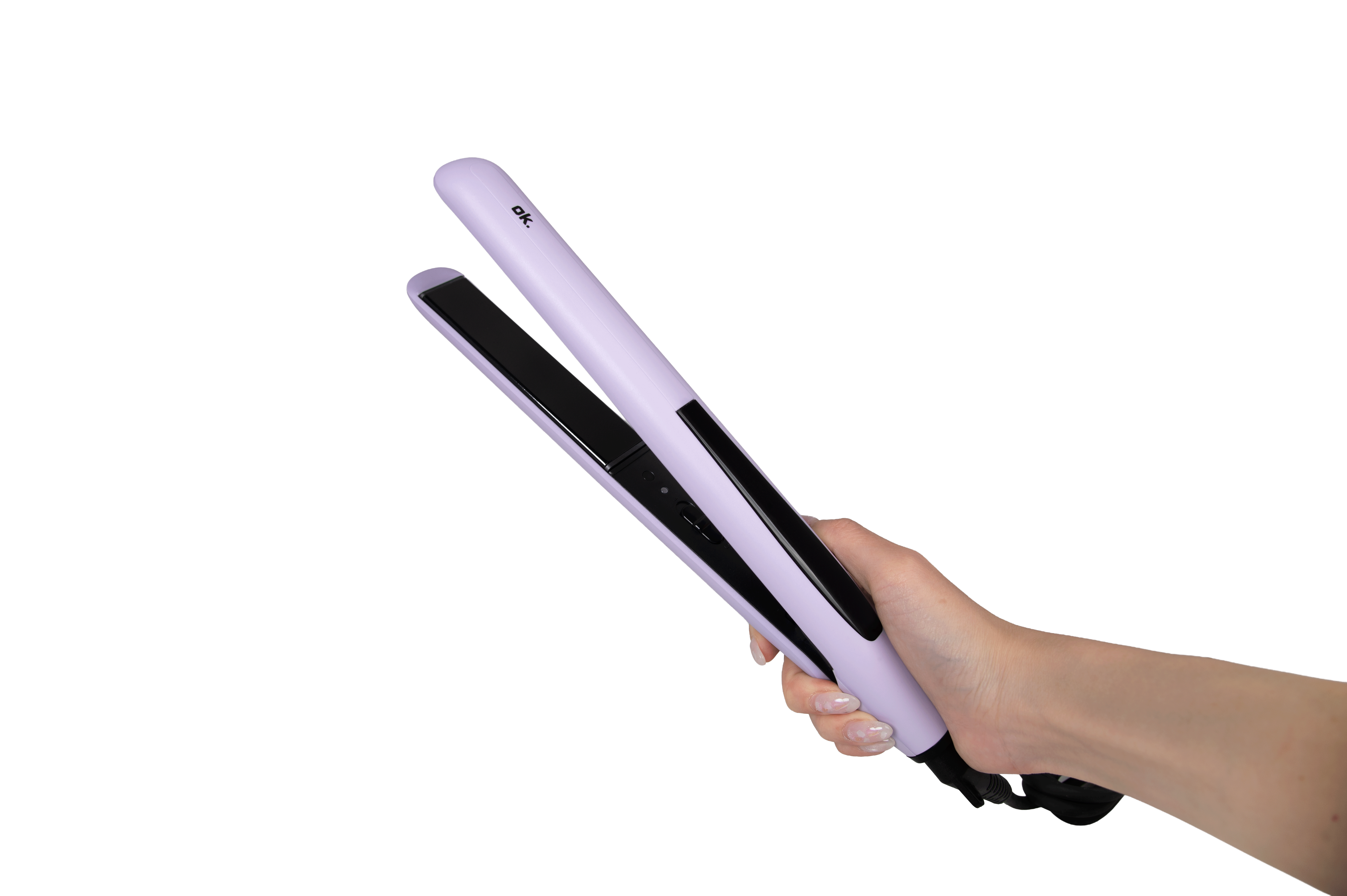 Una mano sostiene una plancha de pelo de color morado claro sobre fondo negro.
