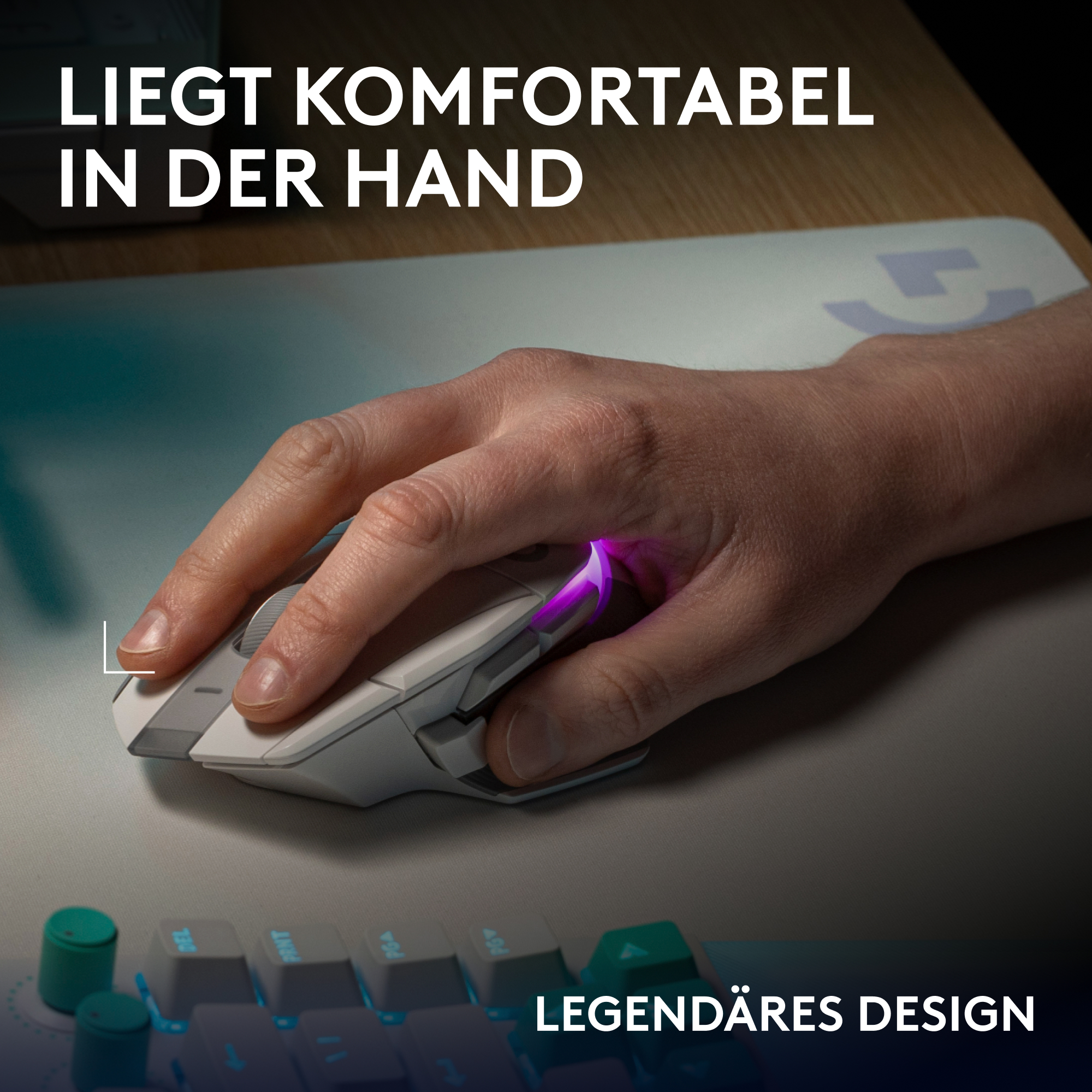 Eine Hand ruht auf einer weißen Gaming-Maus mit violetter Beleuchtung auf einem Mauspad, im Vordergrund eine Tastatur.