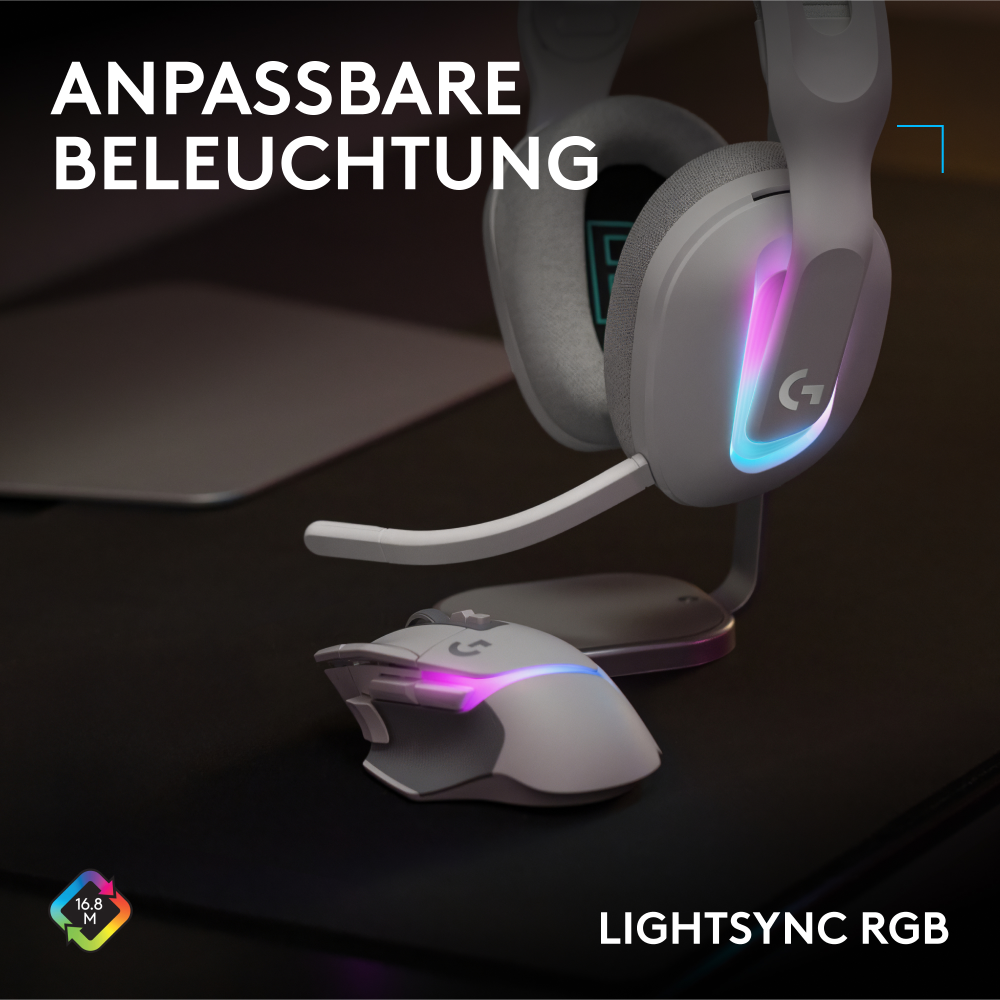 Weiße Gaming-Kopfhörer und eine weiße Gaming-Maus mit bunter RGB-Beleuchtung auf einem Tisch.